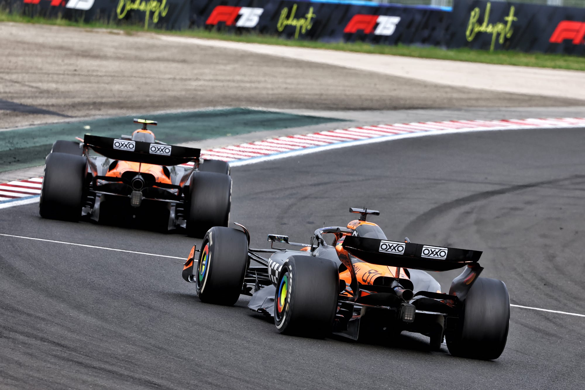 Stratégies croisées chez McLaren : Comment Norris a remporté la victoire face à Piastri 🚦