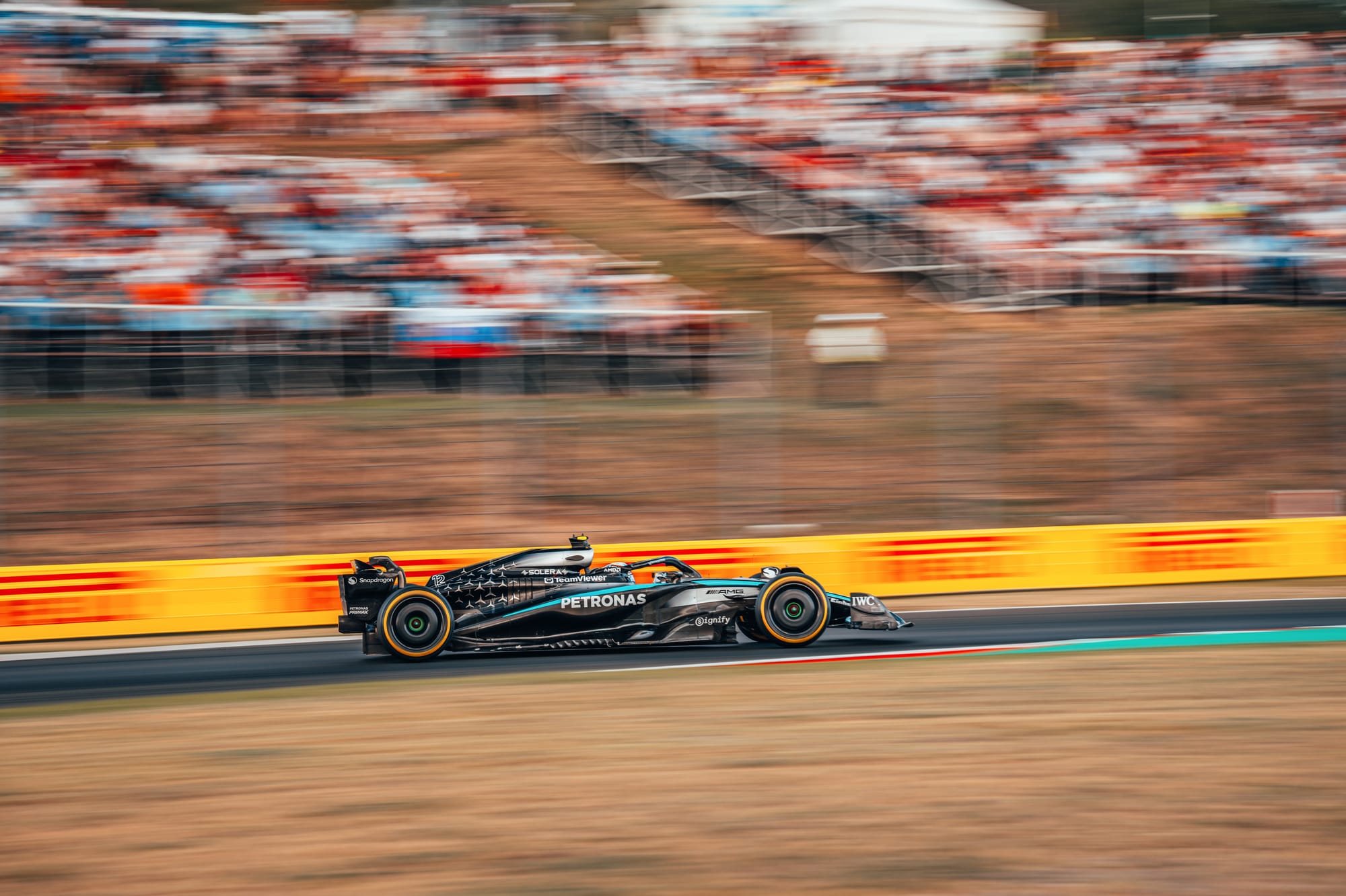 Équipe Mercedes analysant la suspension arrière