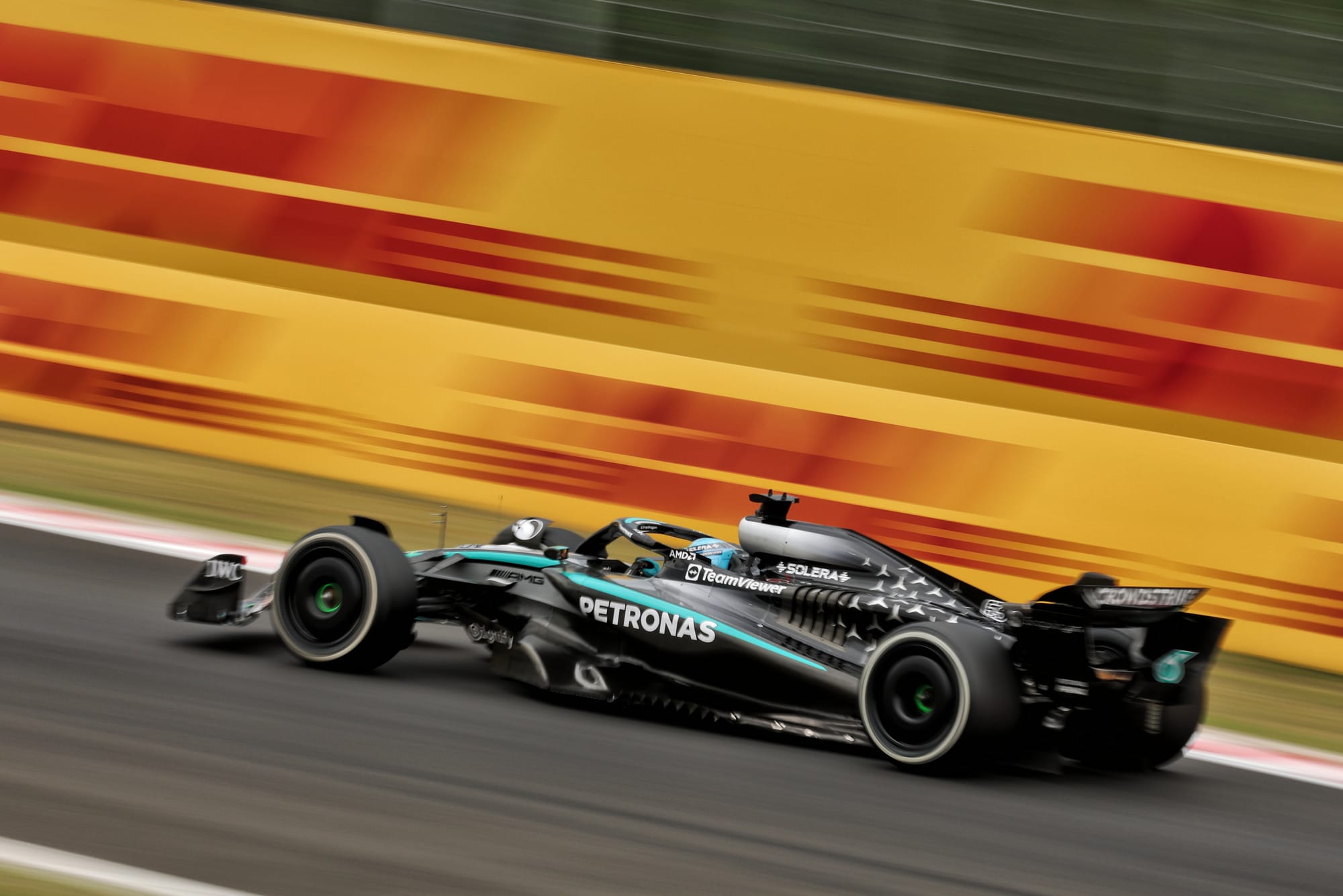 Mercedes lors d’une session d'essais après modification de la suspension