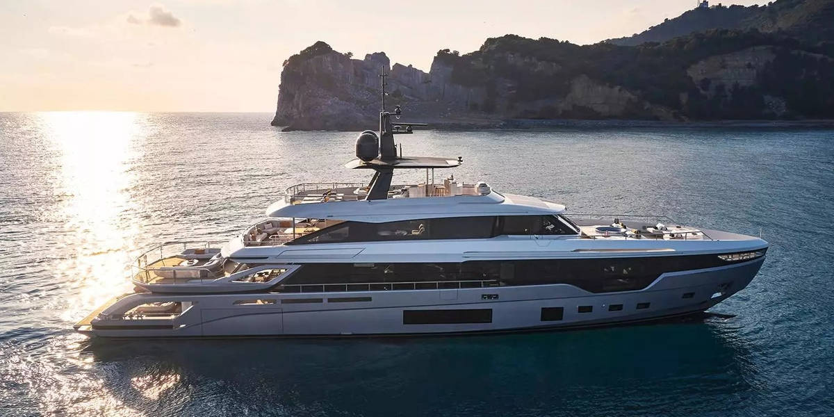 Grande Trideck 38M d'Azimut : L'Alliance Parfaite du Luxe Moderne et de l'Ingénierie Nautique