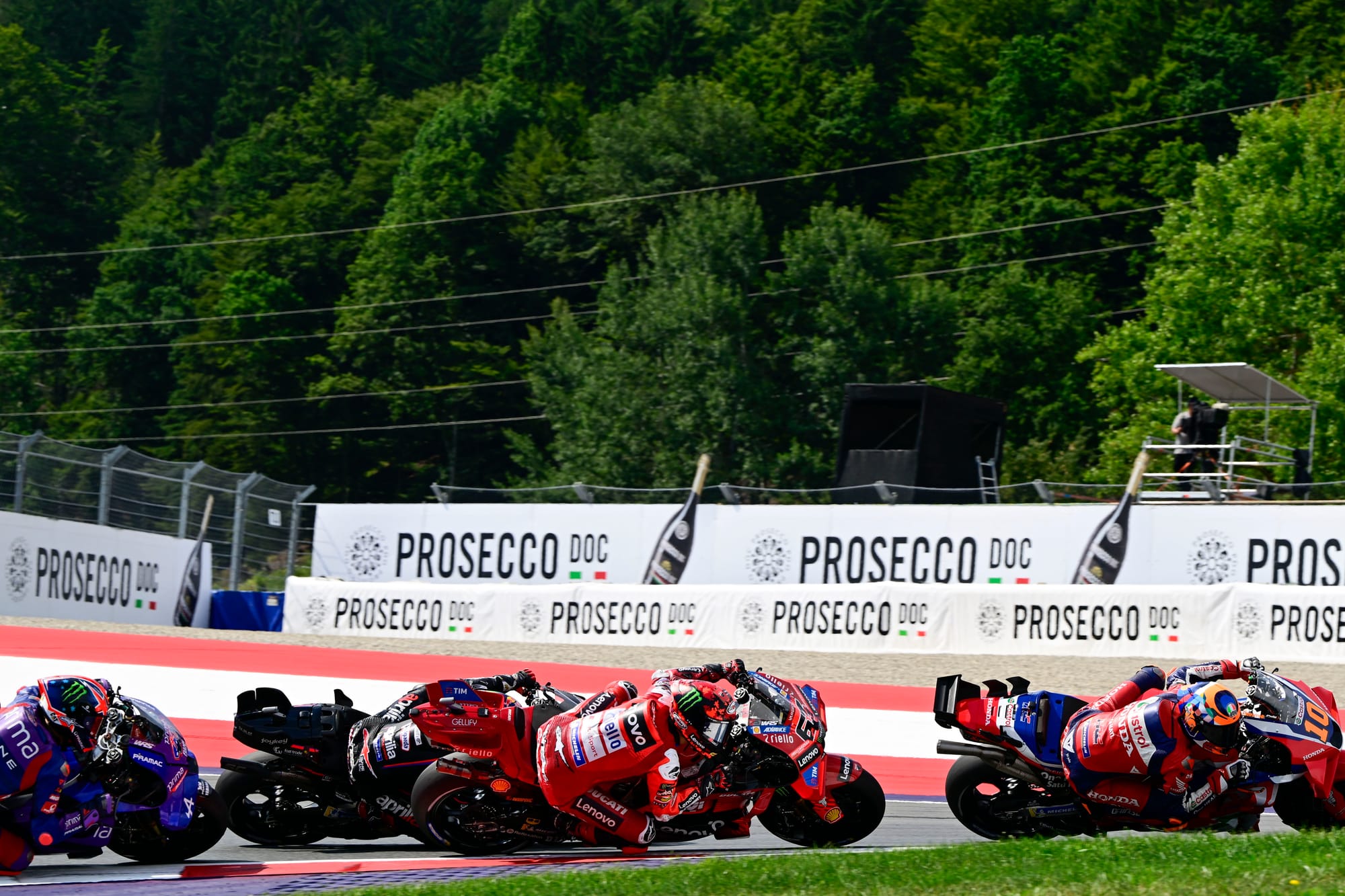 Départs chaotiques en MotoGP : Quand la sécurité est mise à l’épreuve 🏁