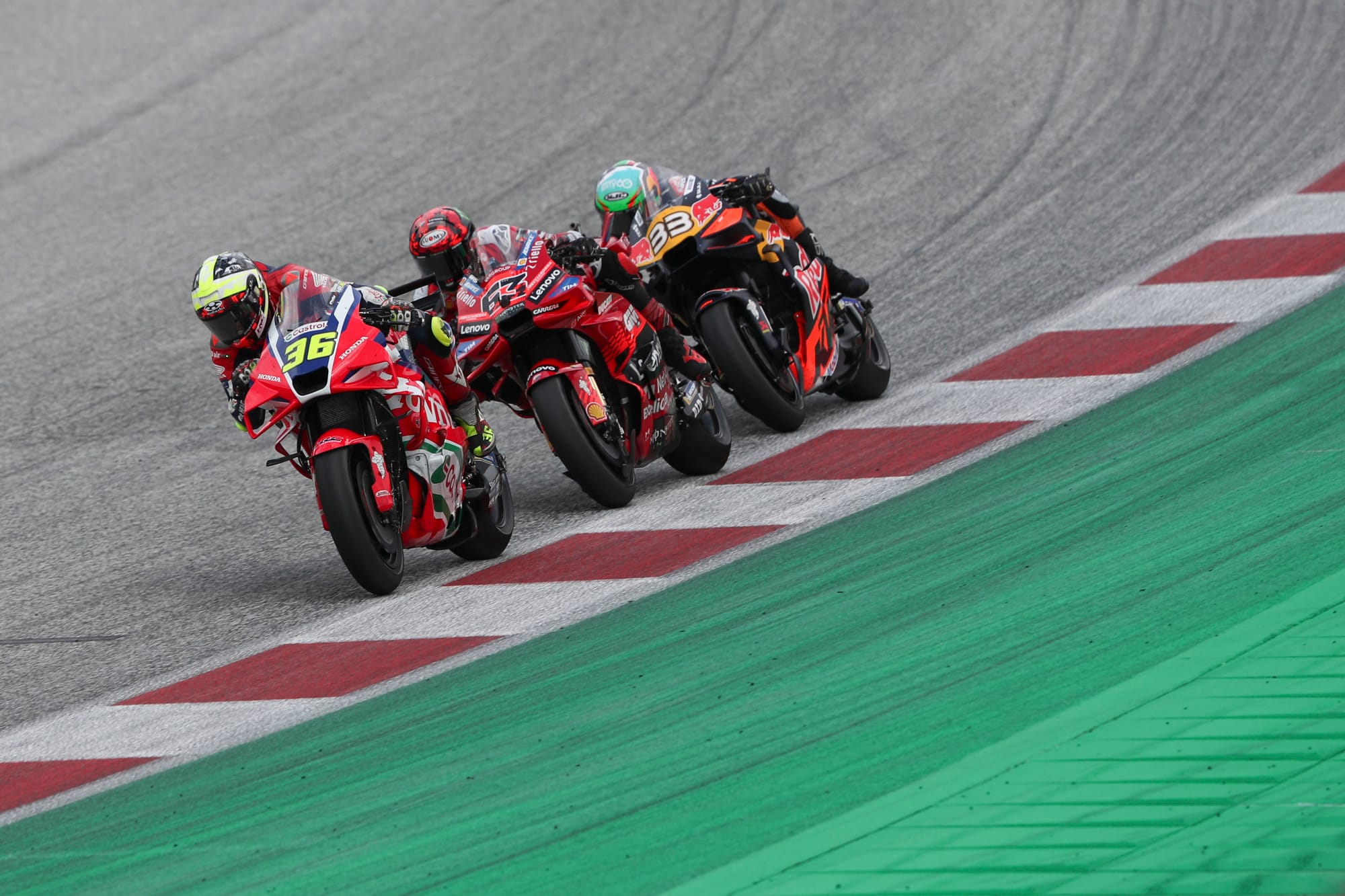 Rebondissements et luttes acharnées dans le peloton principal lors du Grand Prix MotoGP d'Autriche