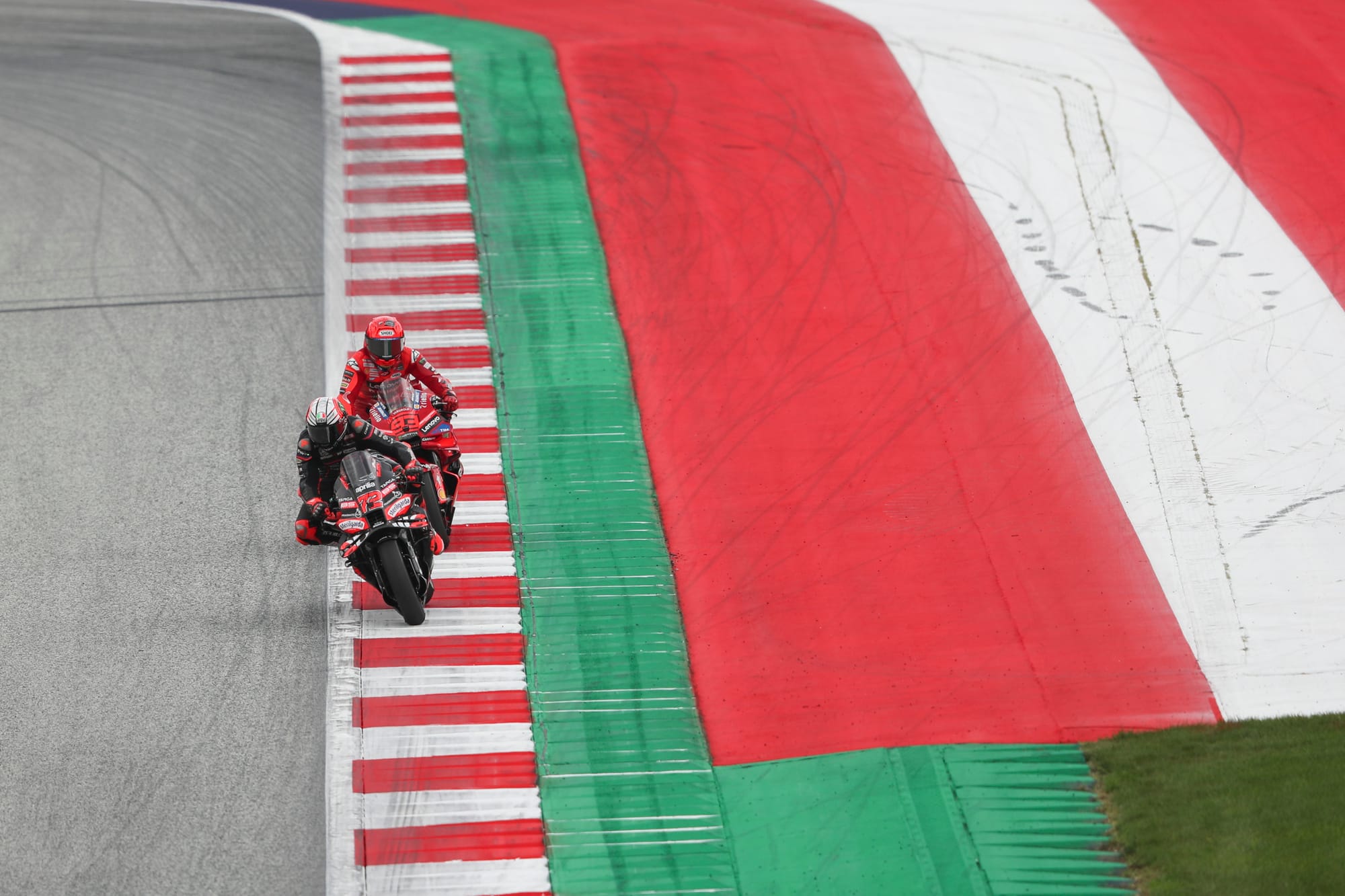 Marquez sort vainqueur d'un affrontement intense avec Bezzecchi lors du Grand Prix d'Autriche