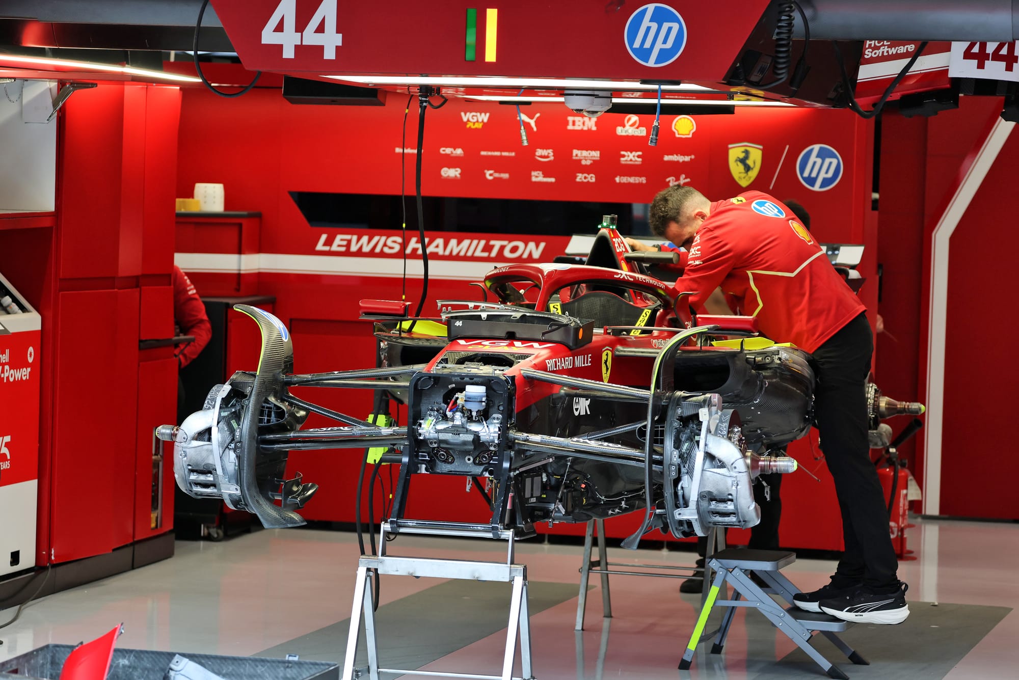 Décryptage : Les défis de Lewis Hamilton avec les freins Ferrari et les solutions envisagées