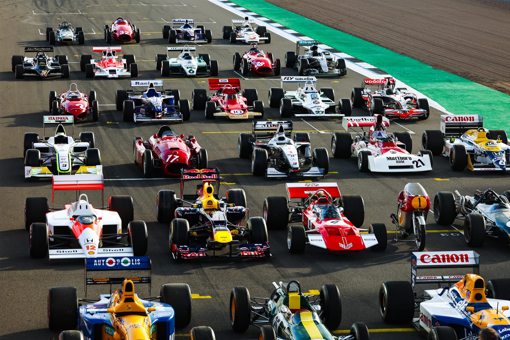 Formule 1 : Vers un retour à des voitures plus compactes ? Découvrez pourquoi la taille et le poids comptent vraiment en F1 🏁