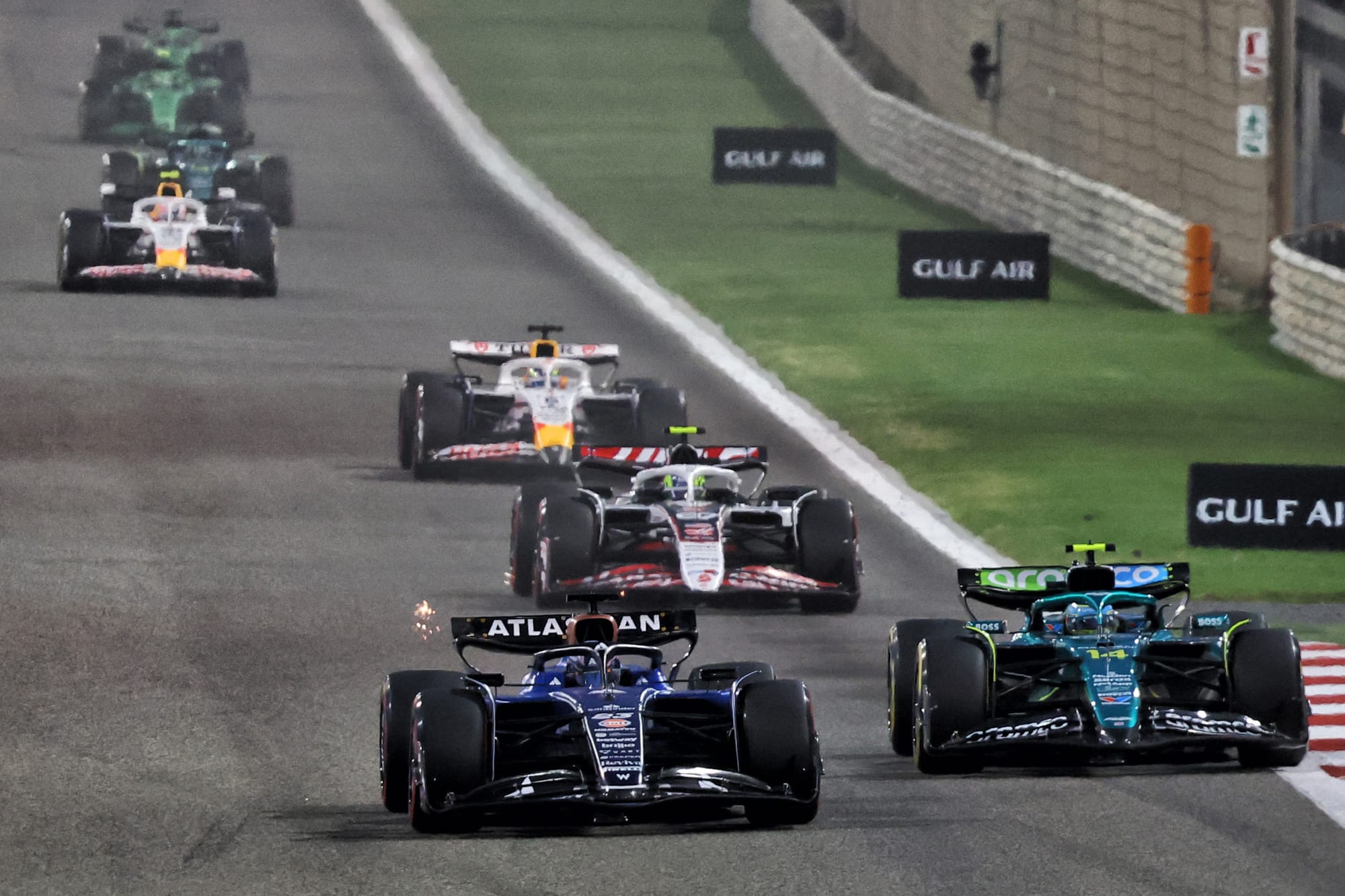 Alex Albon : Le Héros Inattendu qui Domine un Championnat F1 Réinventé 🏆