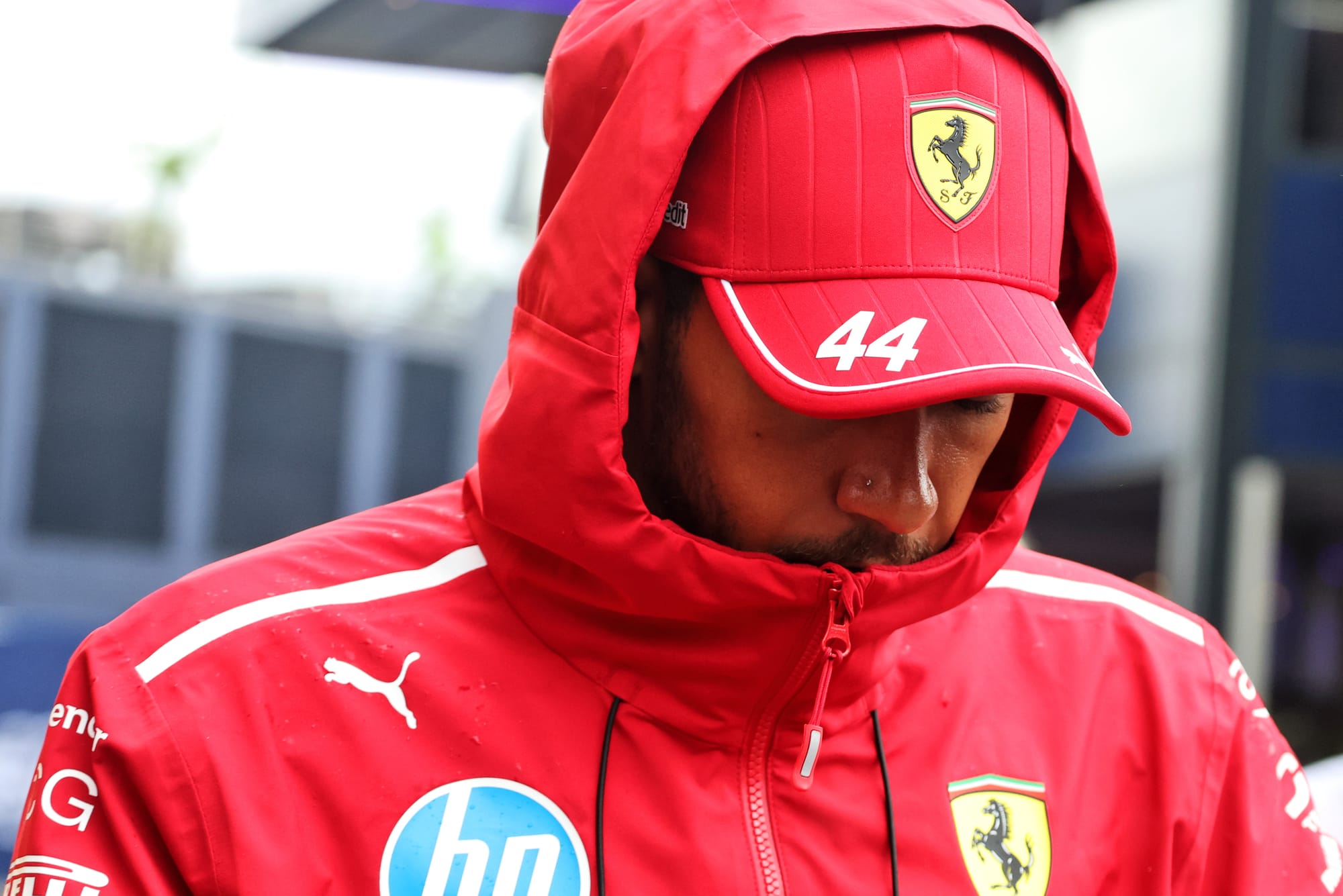 Lewis Hamilton et Ferrari : Sous pression, vers un nouveau dĂ©part đ