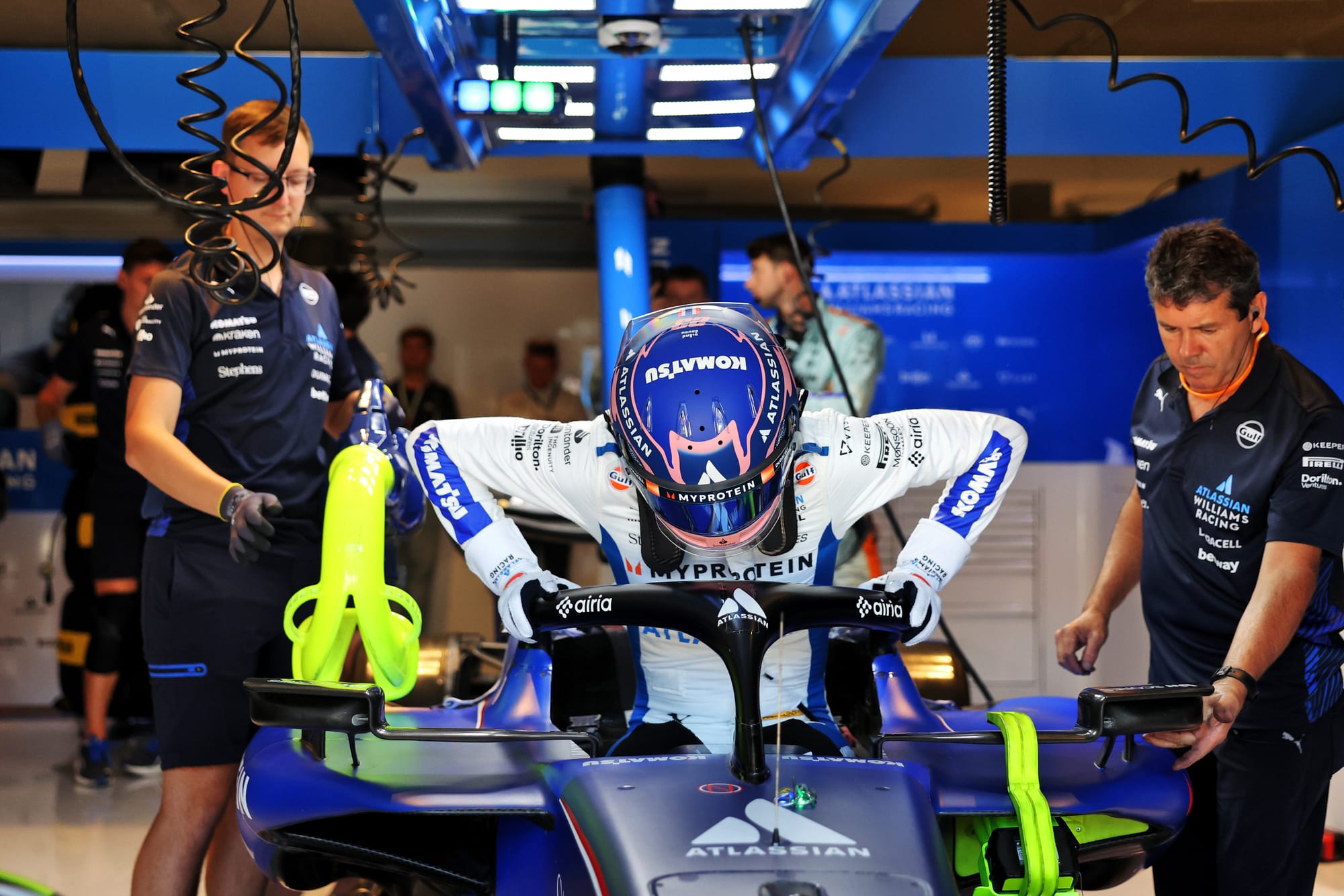 Les jeux de la voie des stands créant le chaos dans la bataille du peloton F1