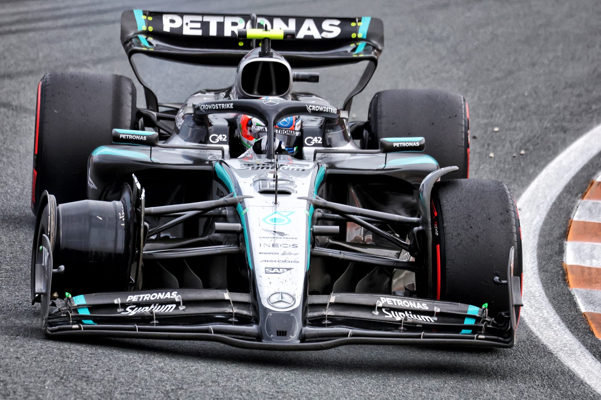 Mercedes protège Antonelli, mais la pression monte
