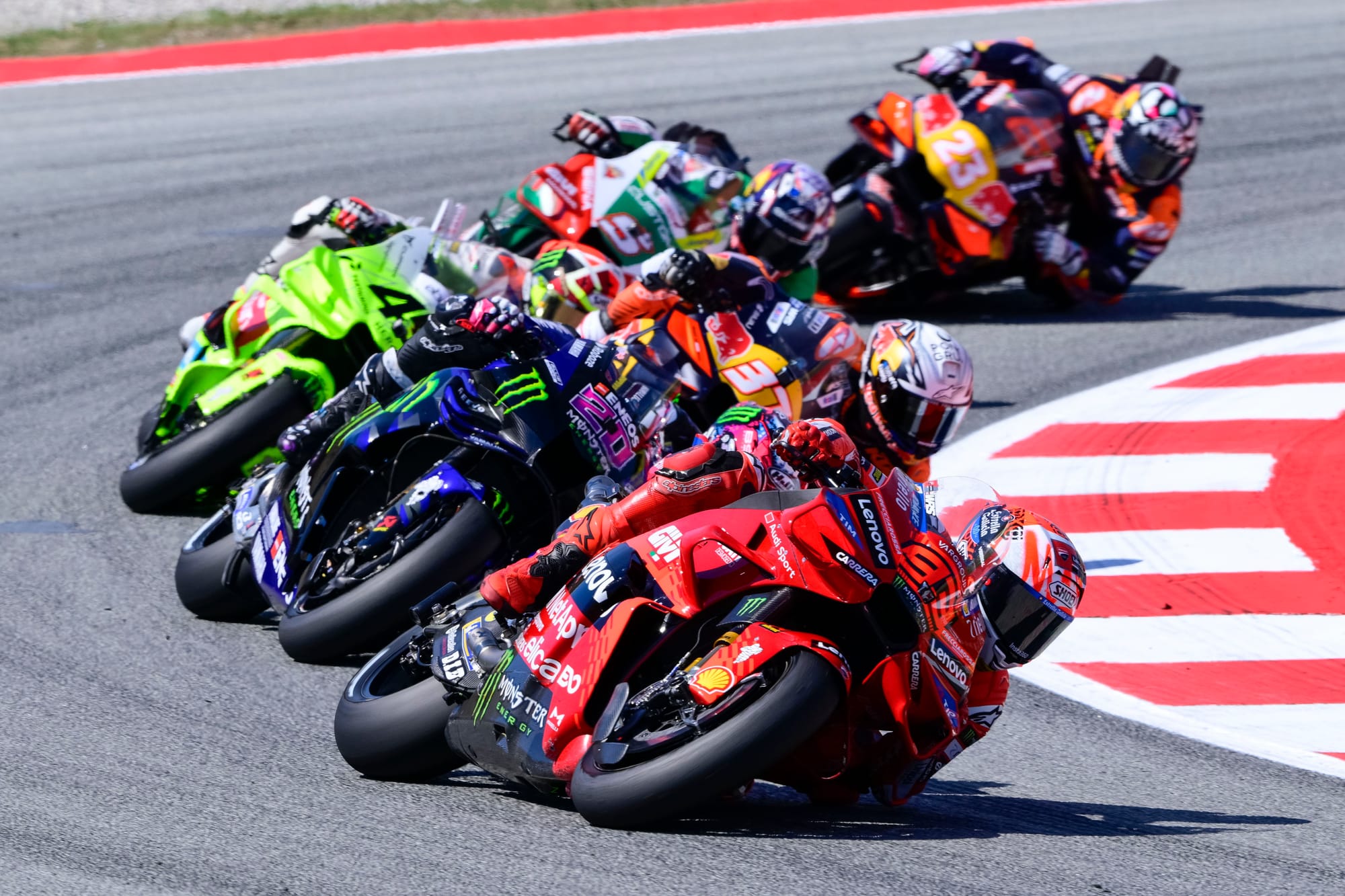 MotoGP Catalogne : Marc Márquez triomphe encore après la chute spectaculaire de son frère Alex 💥🏁