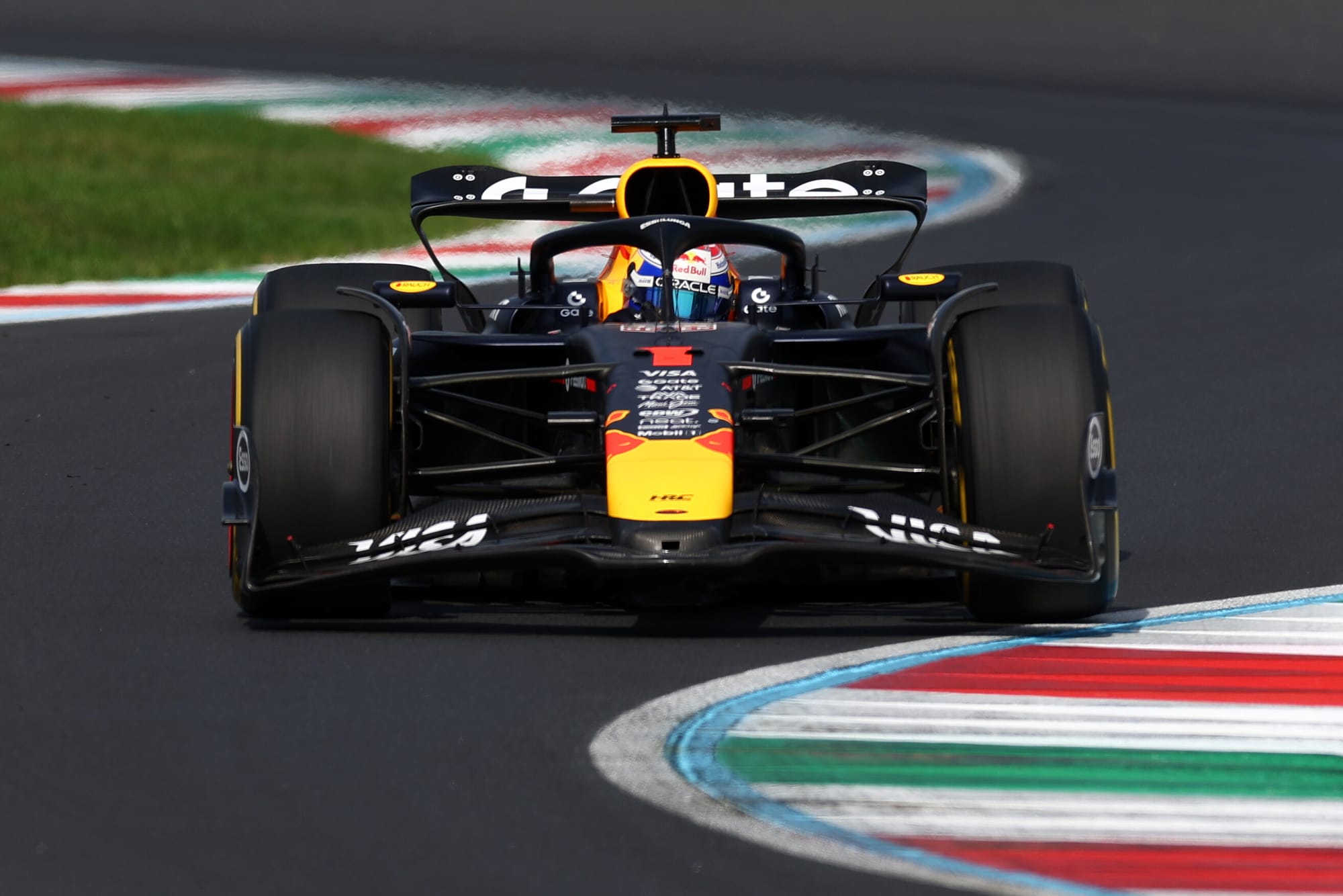 L’Audace de Verstappen : Comment une Décision Inattendue de Red Bull a Brisé la Suprématie de McLaren à Monza 🚀