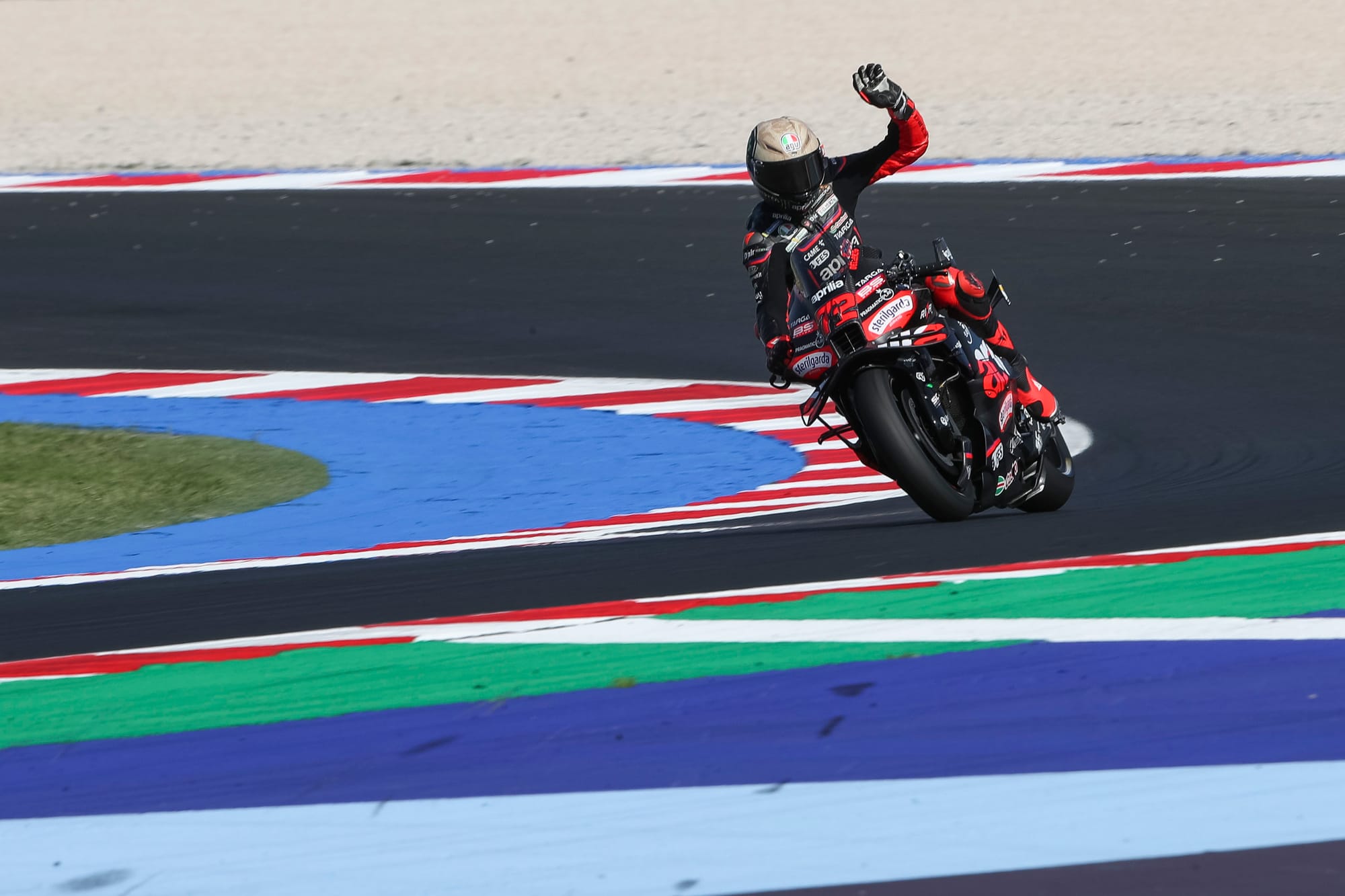 Bezzecchi offre la pole à Aprilia dans un final haletant à Misano : Analyse, enjeux et surprises du Grand Prix MotoGP de Saint-Marin