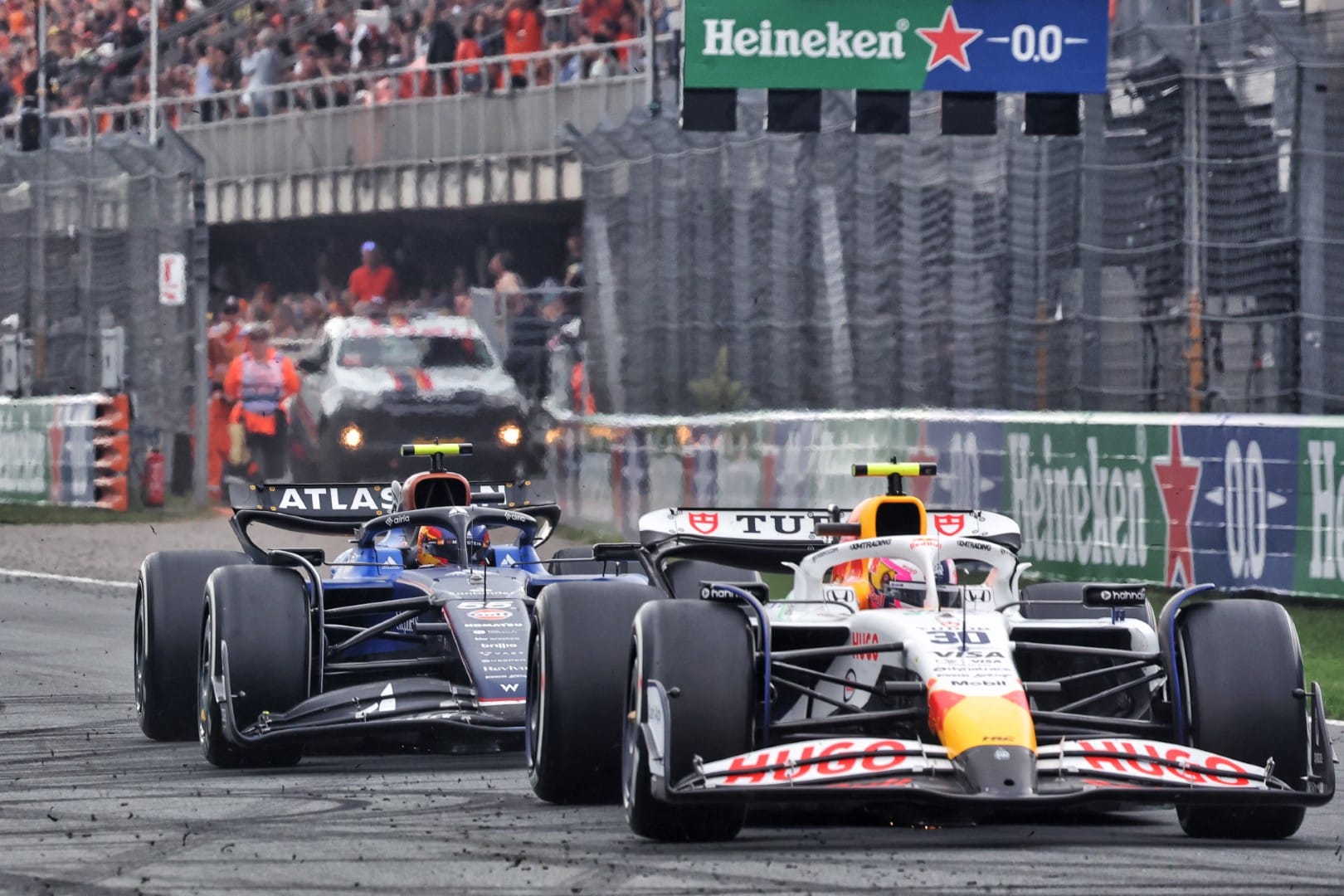 🚦 F1 : Carlos Sainz blanchi après l’incident avec Lawson – Retour sur une décision historique de la FIA !