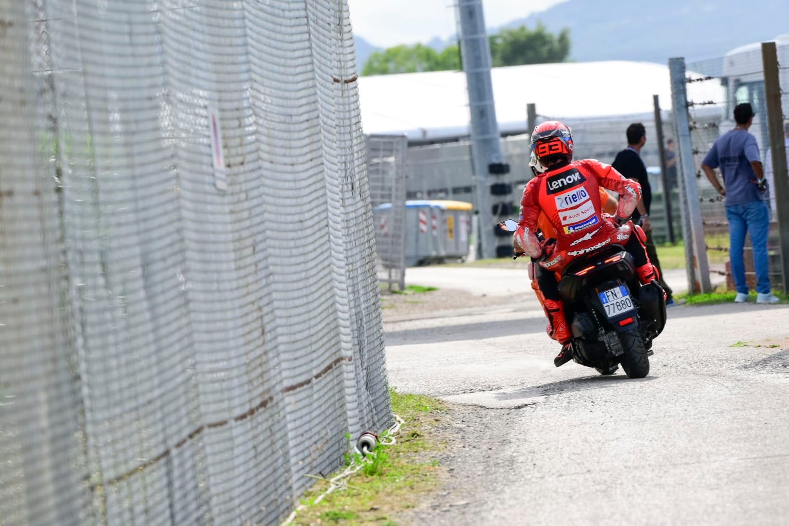 Crise à Misano : Quand les Fans Dépassent les Limites après la Chute de Marquez 🏍️🔥