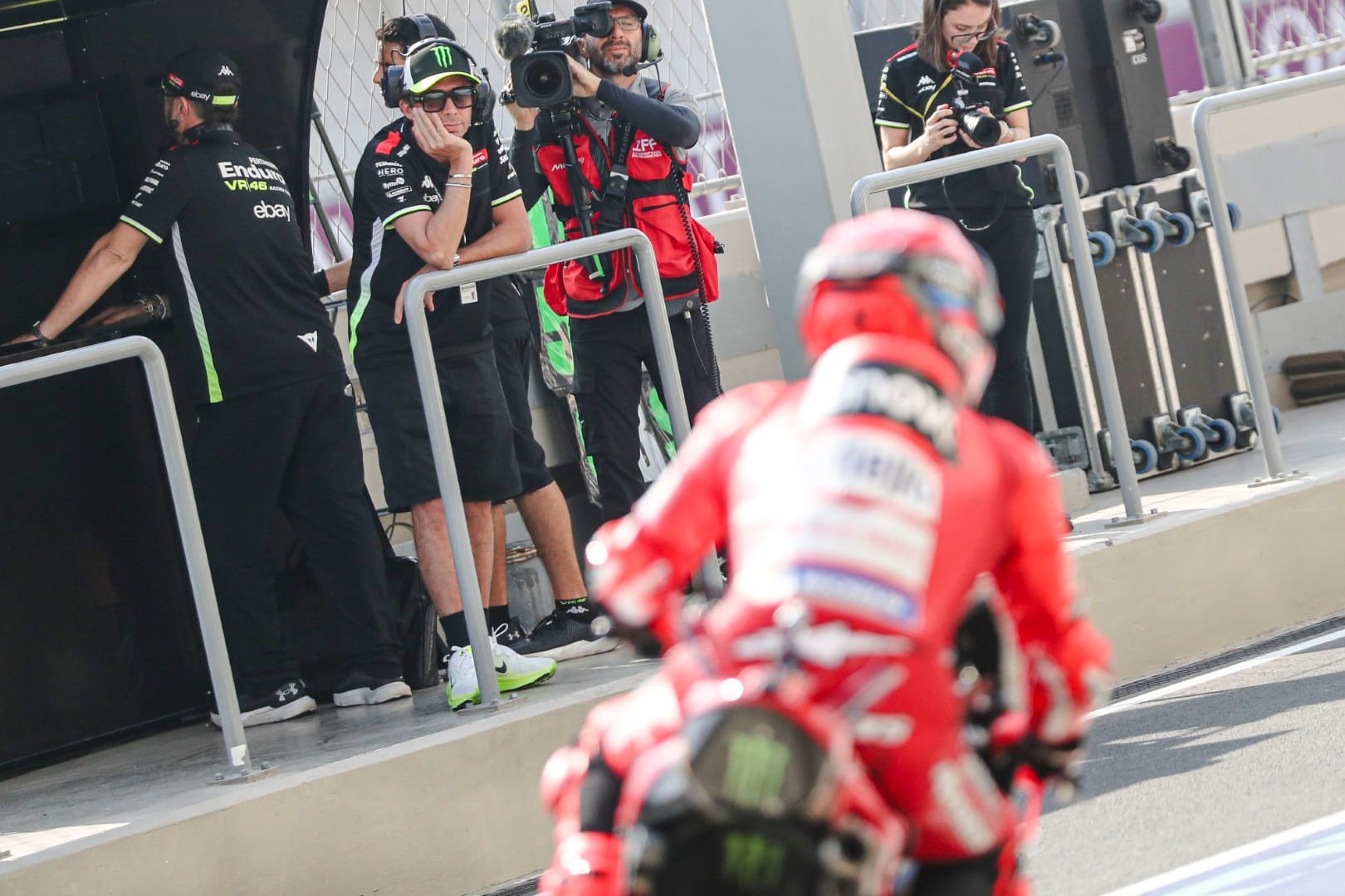 La réaction des fans à la chute de Marquez fut honteuse - et Rossi porte une part de responsabilité