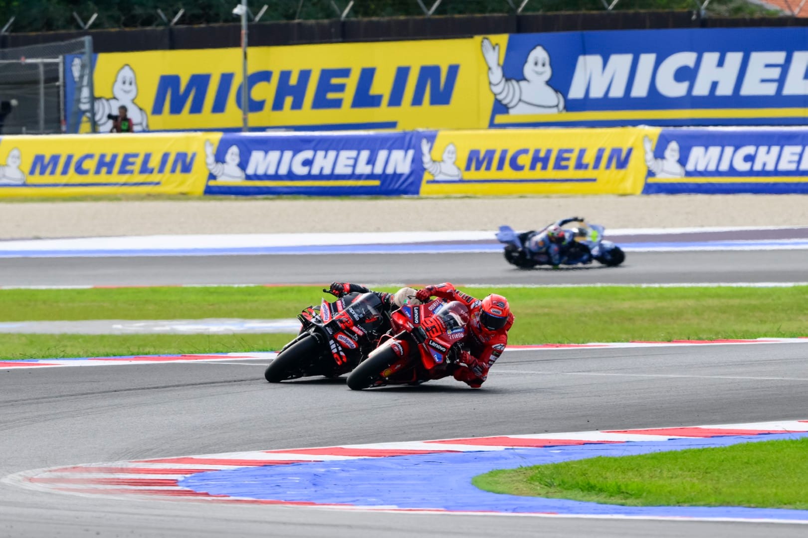 La réaction des fans à la chute de Marquez fut honteuse - et Rossi porte une part de responsabilité