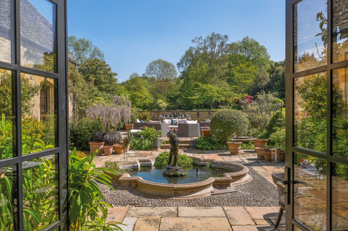 Photographe : Alex Winship A relaxing outdoor space at Stanton Court in the Cotswolds.