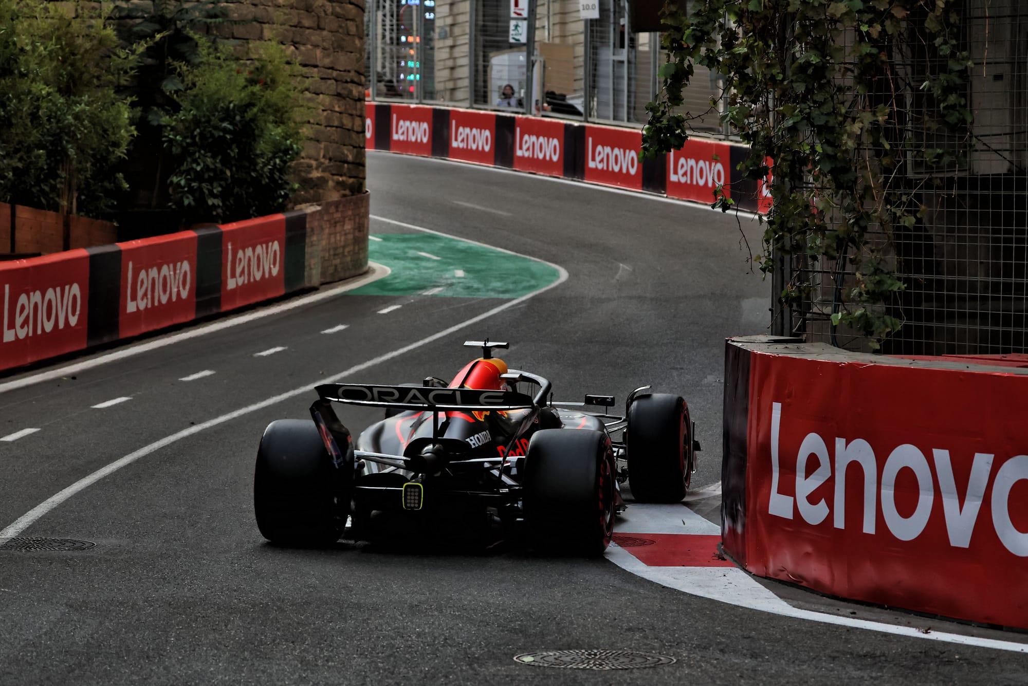 Chaos, rafales et exploits : Comment Verstappen a dominé Baku face à ses rivaux