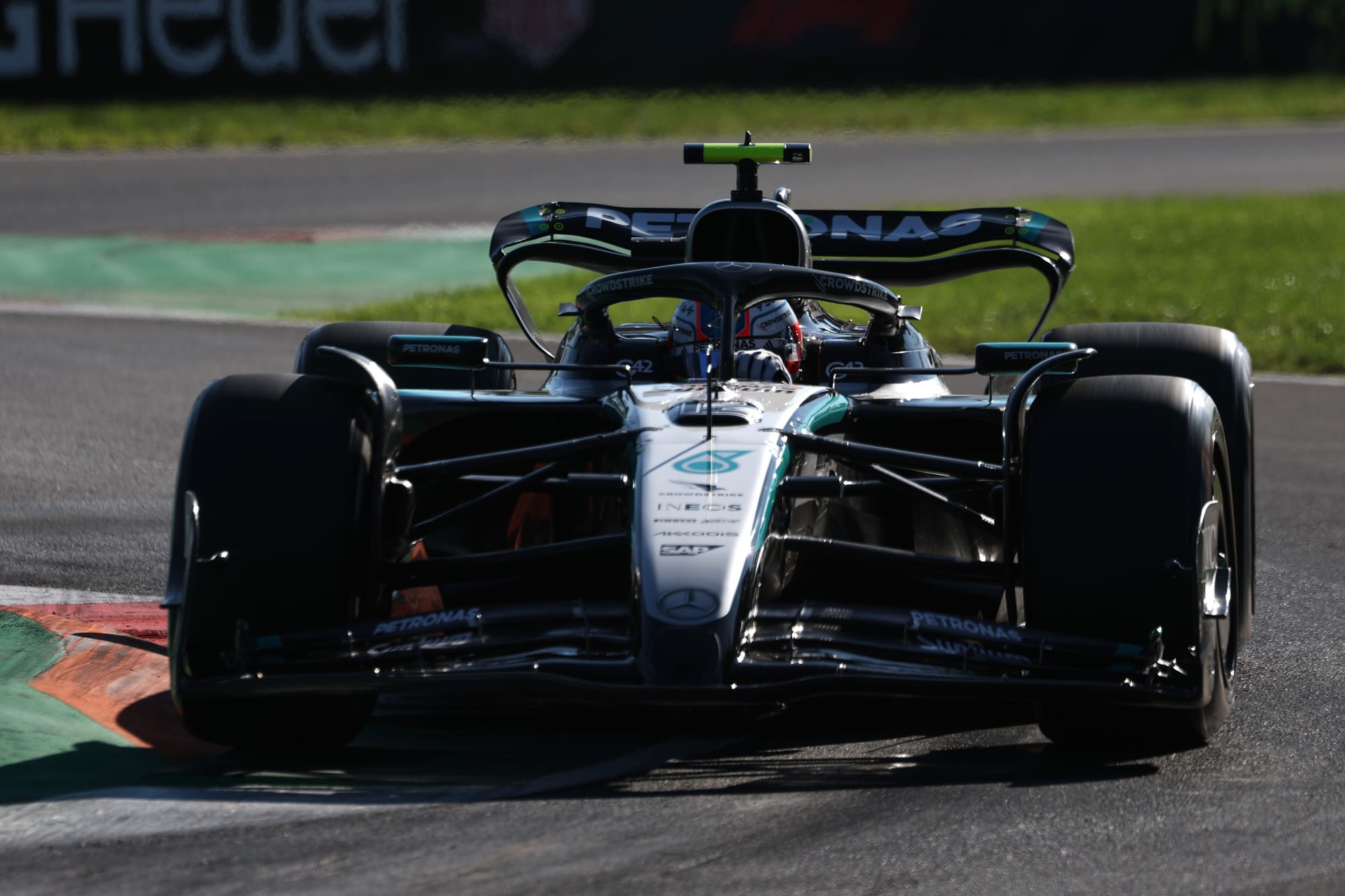 Antonelli et Mercedes : Le redressement spectaculaire après une période de turbulences en F1 🚀
