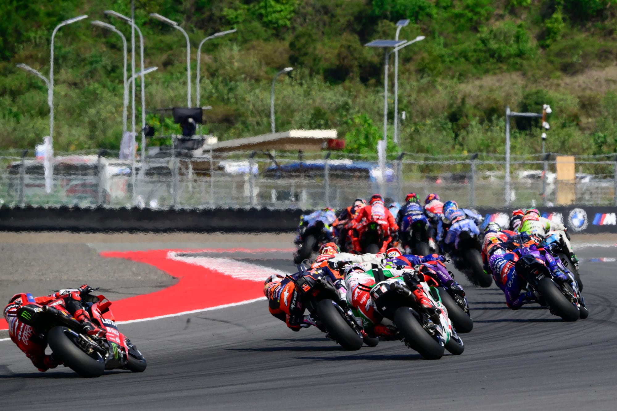 Sprint MotoGP en Indonésie : Bezzecchi brille, Marquez sanctionné et Bagnaia en difficulté