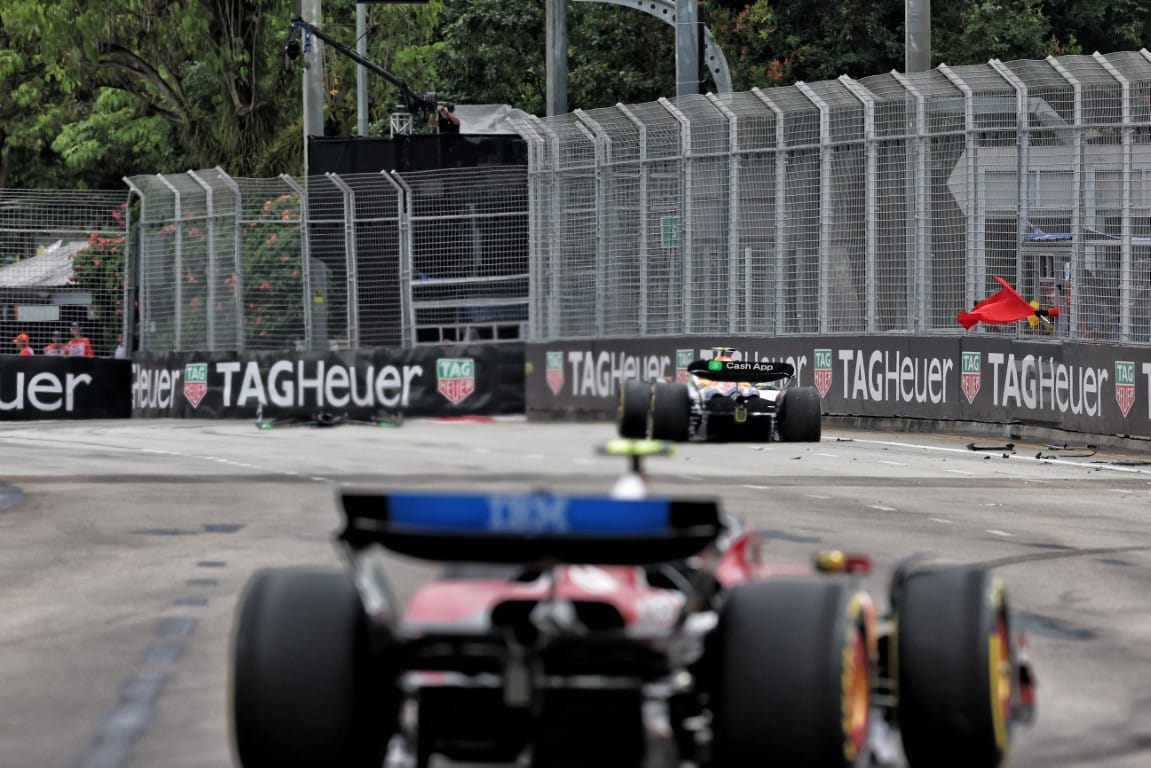Lewis Hamilton échappe à une pénalité après enquête sur les infractions sous drapeau rouge à Singapour 🚦