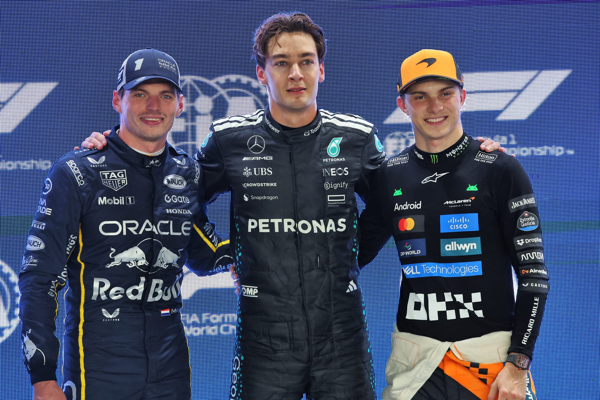 Russell décroche une pole inattendue pour Mercedes au GP de Singapour