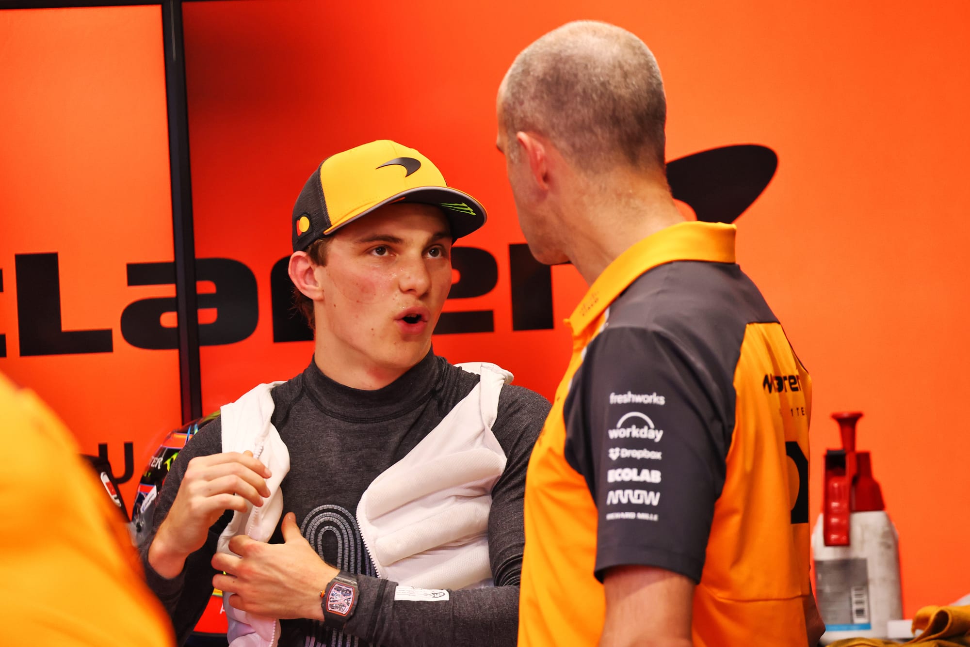 Réponse ferme de la FIA face aux critiques des pilotes F1 sur les gilets rafraîchissants