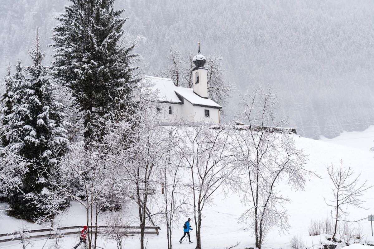 Une piste de ski de fond serpente près de la Chapelle Maria Schnee à Partenen.