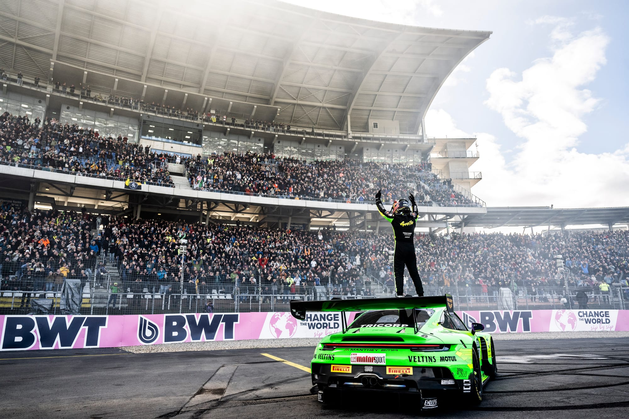 L’incroyable dépassement de la dernière chance : Retour sur l’ultime duel décisif du DTM 2025 🚗💥