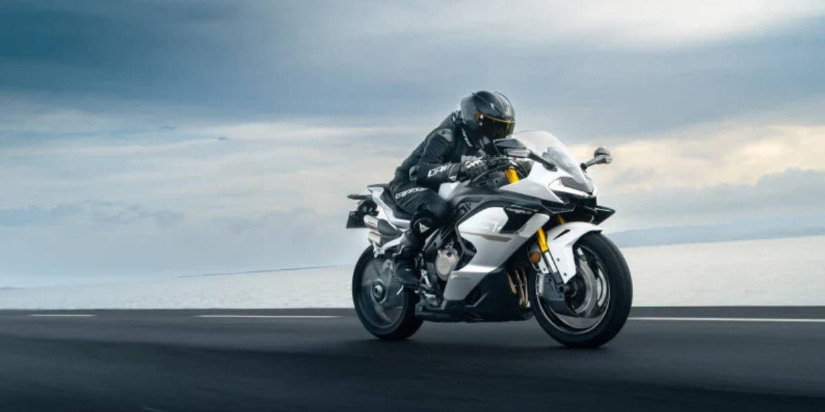 CFMoto 750SR-S : la sportive 4 cylindres qui veut bousculer le milieu 🏁