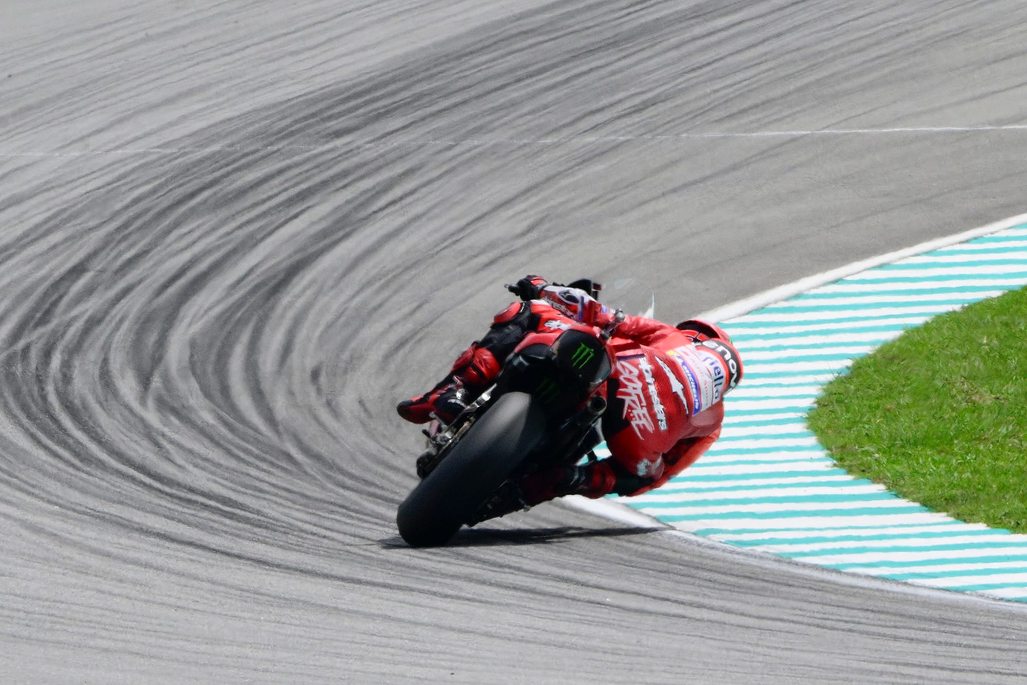 Bagnaia héroïque depuis la Q1 : pole magique à Sepang 🇲🇾🔥