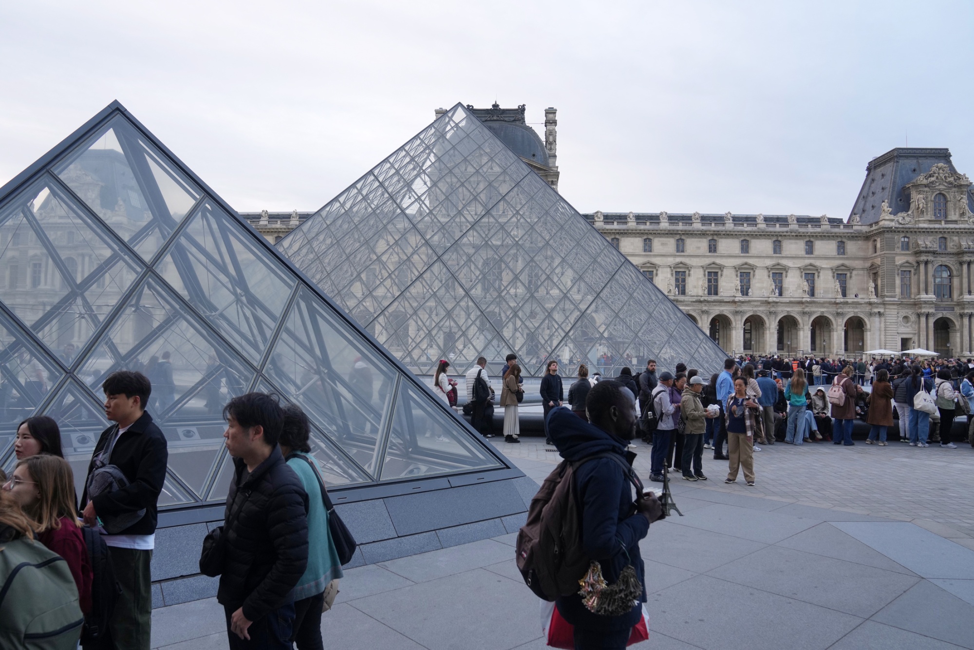 Braquage au Louvre: réouverture partielle, Galerie d’Apollon fermée et enquête sur les Joyaux de la Couronne
