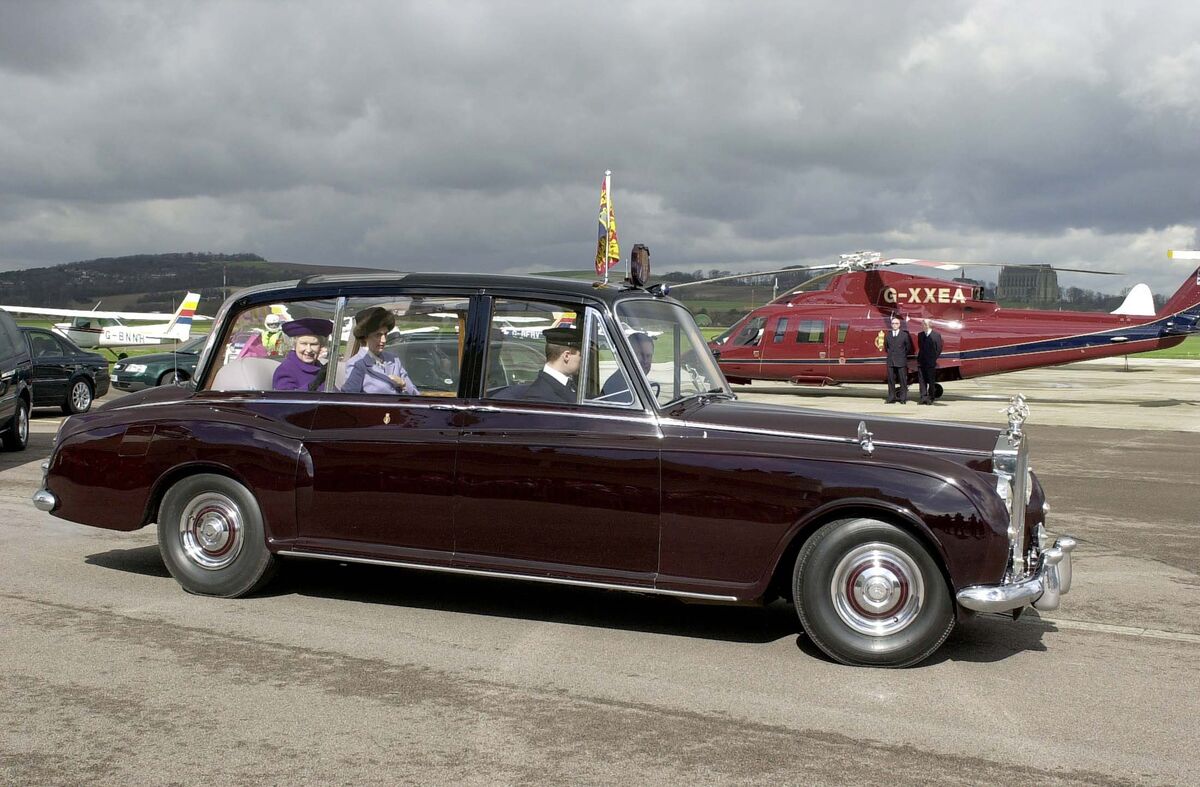 Reine Elizabeth II dans une Rolls-Royce Phantom V