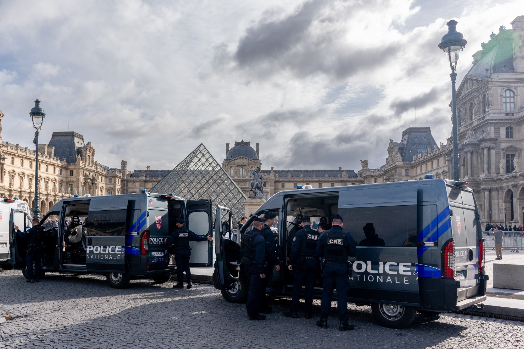 Braquage du Louvre: cinq nouvelles arrestations, l’ADN et la vidéo font tomber le réseau