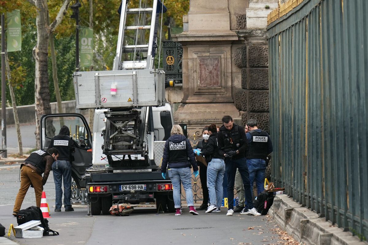 Inspection d’un monte-meubles utilisé par les braqueurs pour entrer au Louvre
