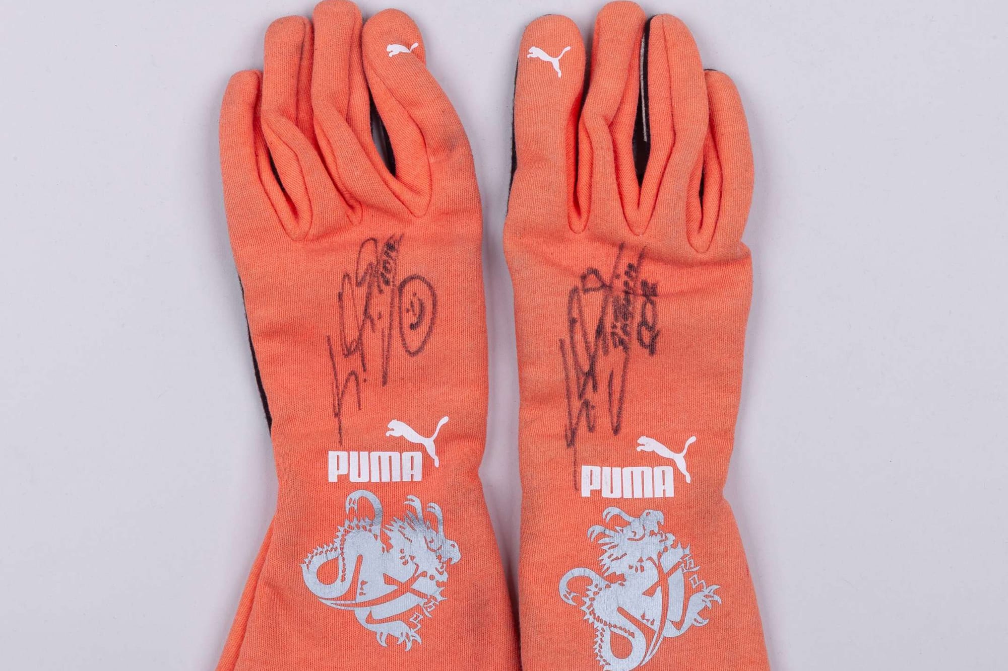 Vente aux enchères F1 exceptionnelle : objets signés de champions — Verstappen, Hamilton, Senna, Schumacher et Gasly ✨