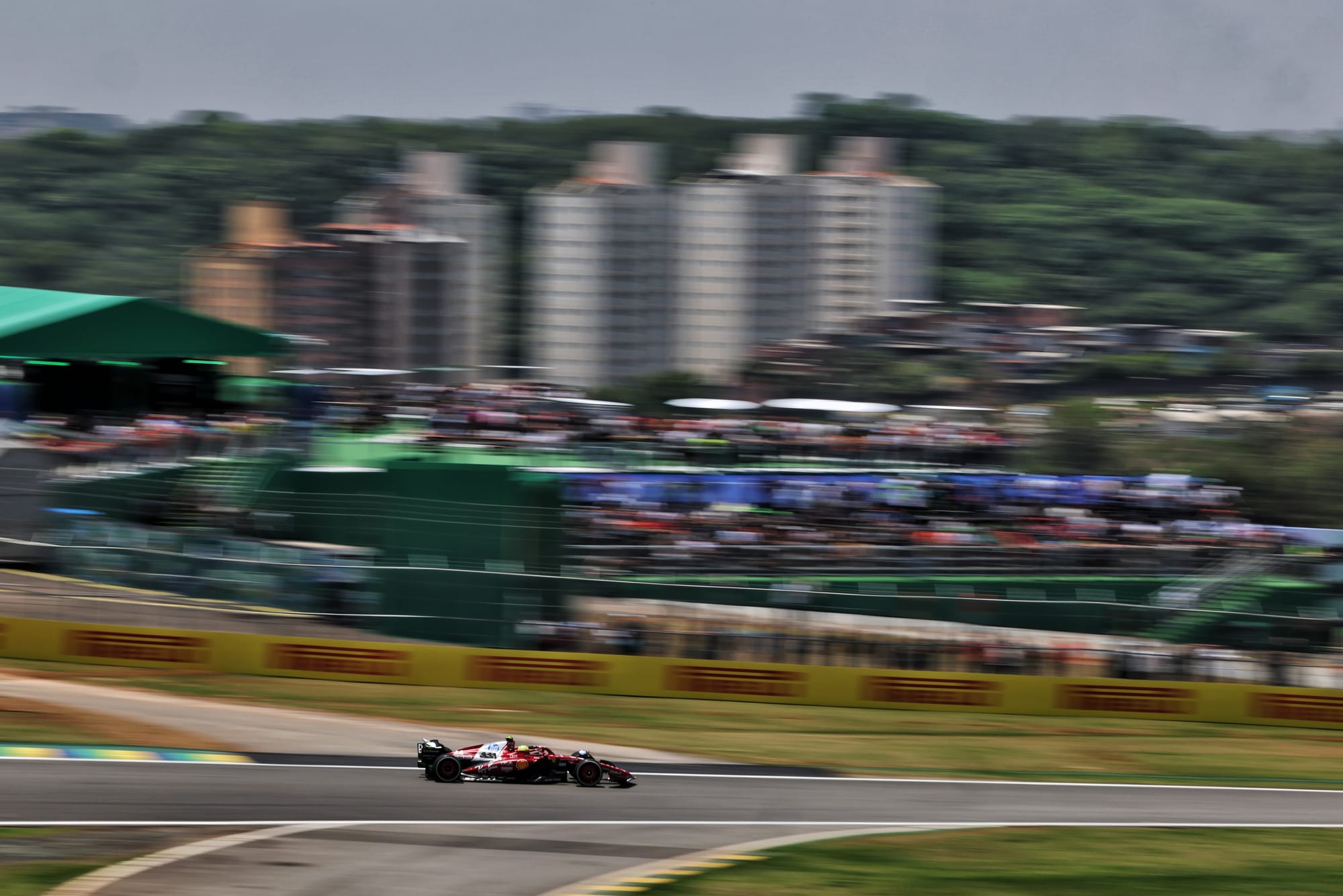 Cyclone en approche: la F1 se prépare à un GP du Brésil sous haute tension 🌪️🇧🇷