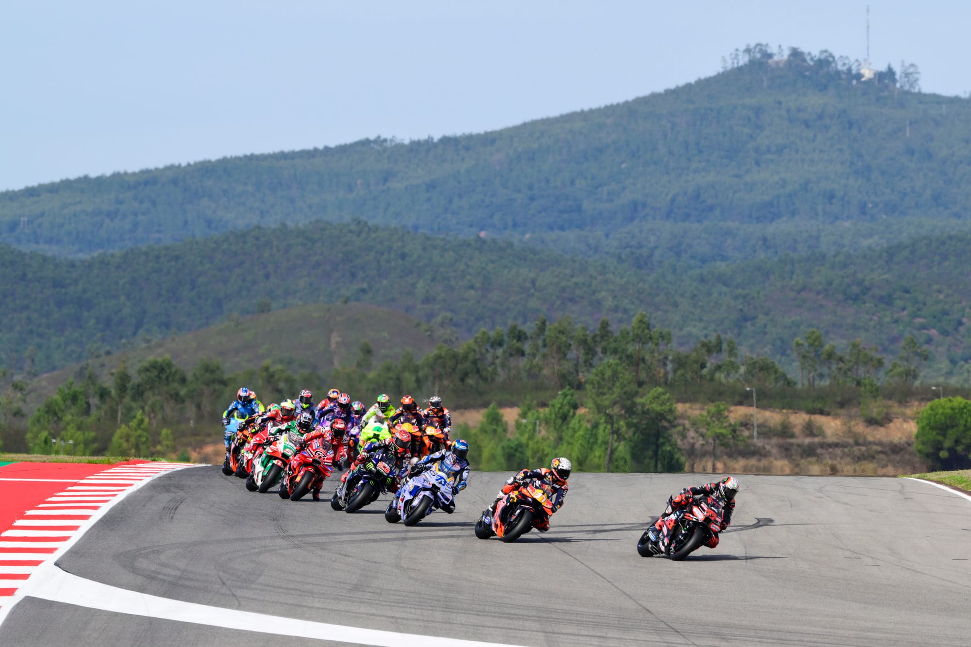 Portimão 2025 : Bezzecchi intouchable, Bagnaia à terre – le podium du championnat bascule