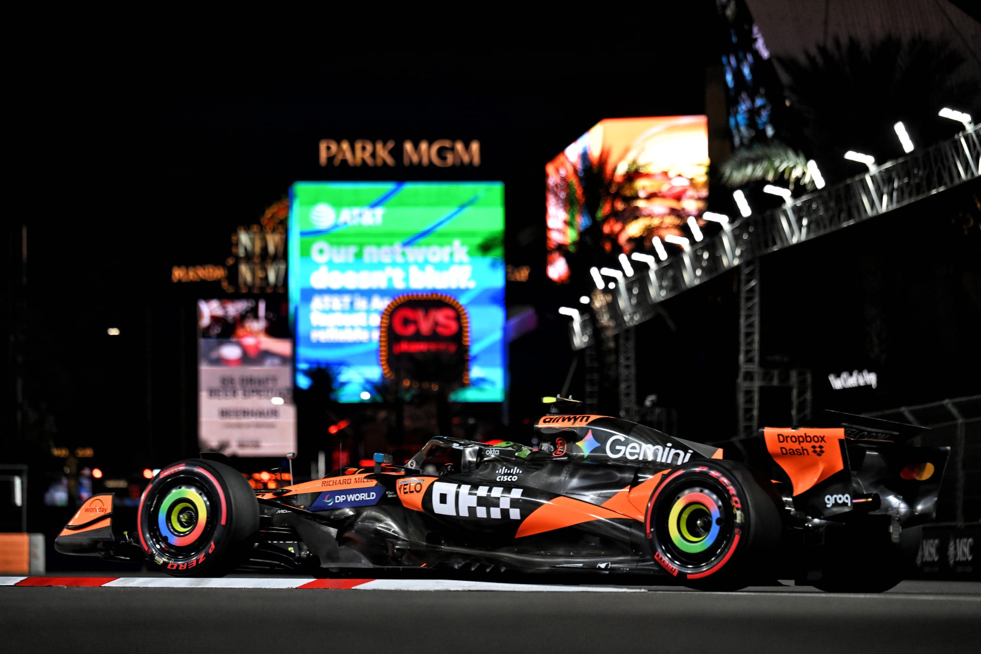 Las Vegas s’embrase: Norris domine la FP2, Leclerc frappe en FP1 — hiérarchies bousculées et stratégies décisives 🔥