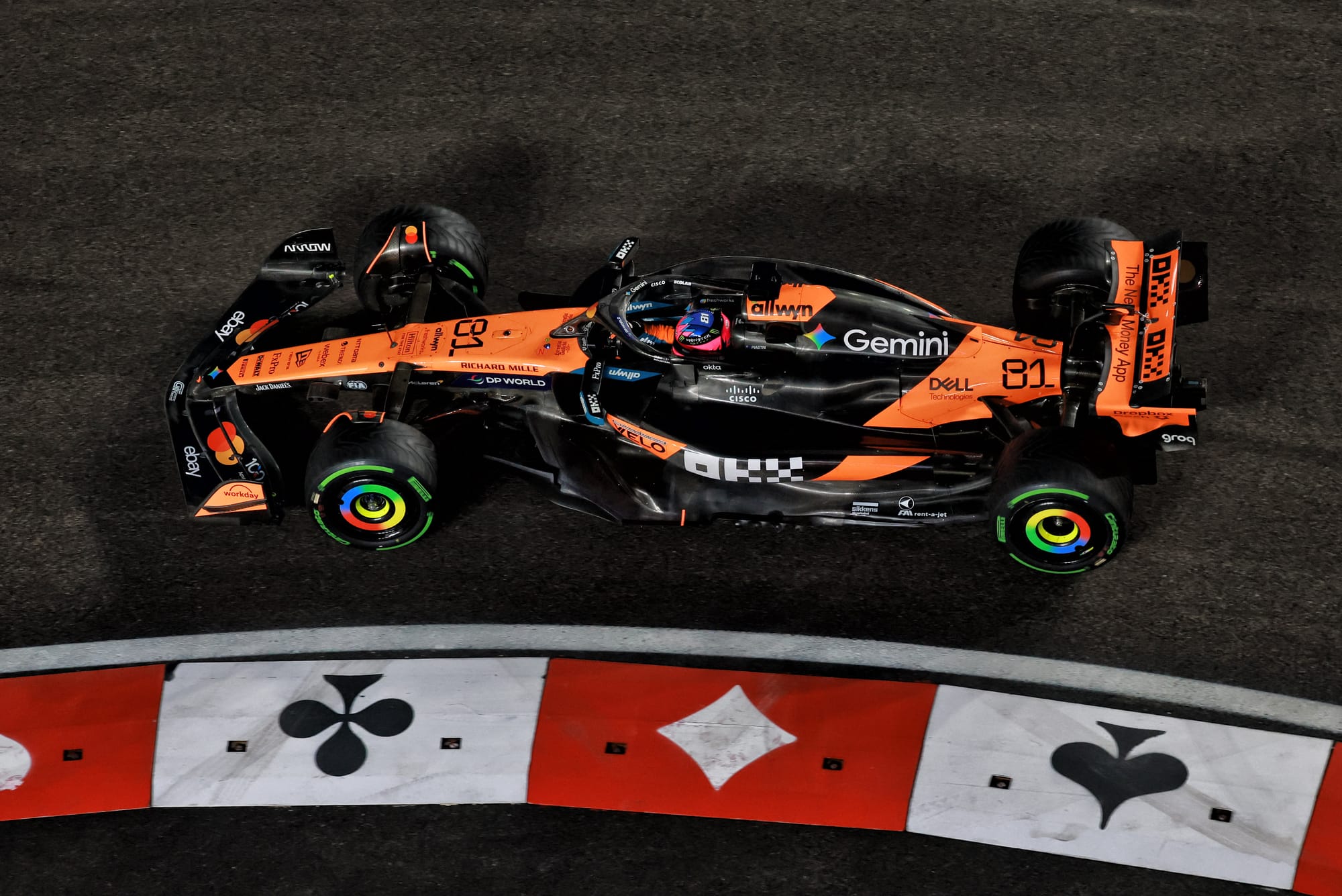 Grand Prix de Las Vegas F1 : Norris en pole, Piastri sous pression et l’étrange frayeur avec Hadjar 🌧️🏎️