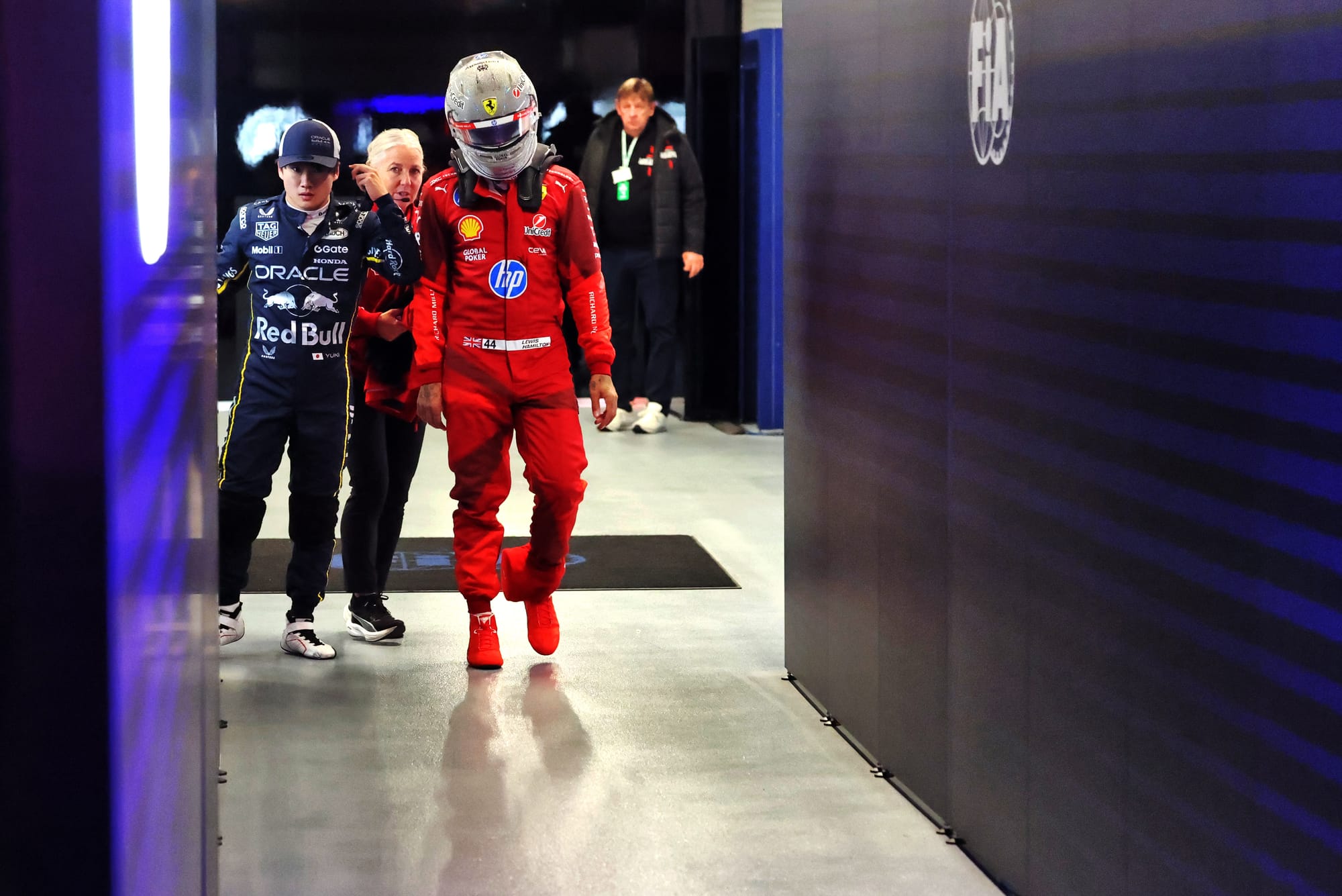 Hamilton P20 à Las Vegas : drapeaux jaunes, bollard et confusion — la nuit la plus dure de sa saison 🔥