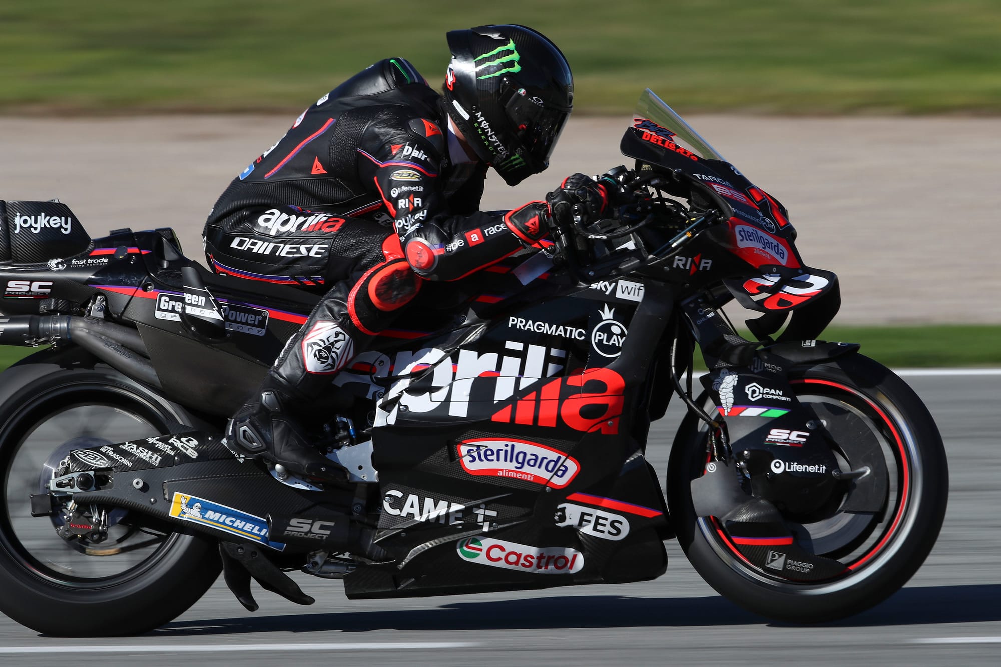 Aprilia vise 2027 : Bezzecchi prioritaire, Martin en phase de relance – coulisses d’une stratégie MotoGP