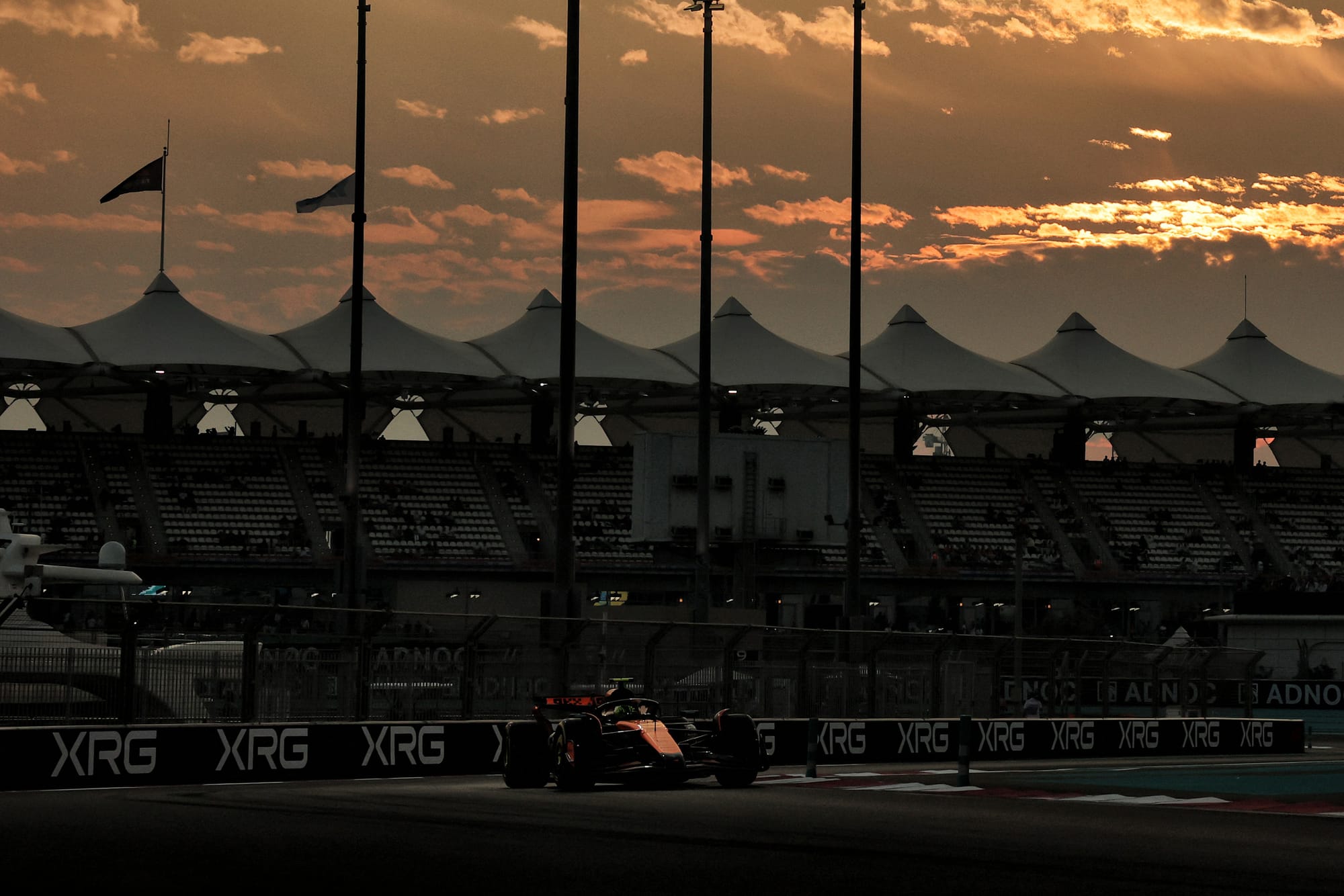 Abou Dhabi EL2 : Norris frappe fort, Verstappen derrière et un peloton chamboulé 🔥