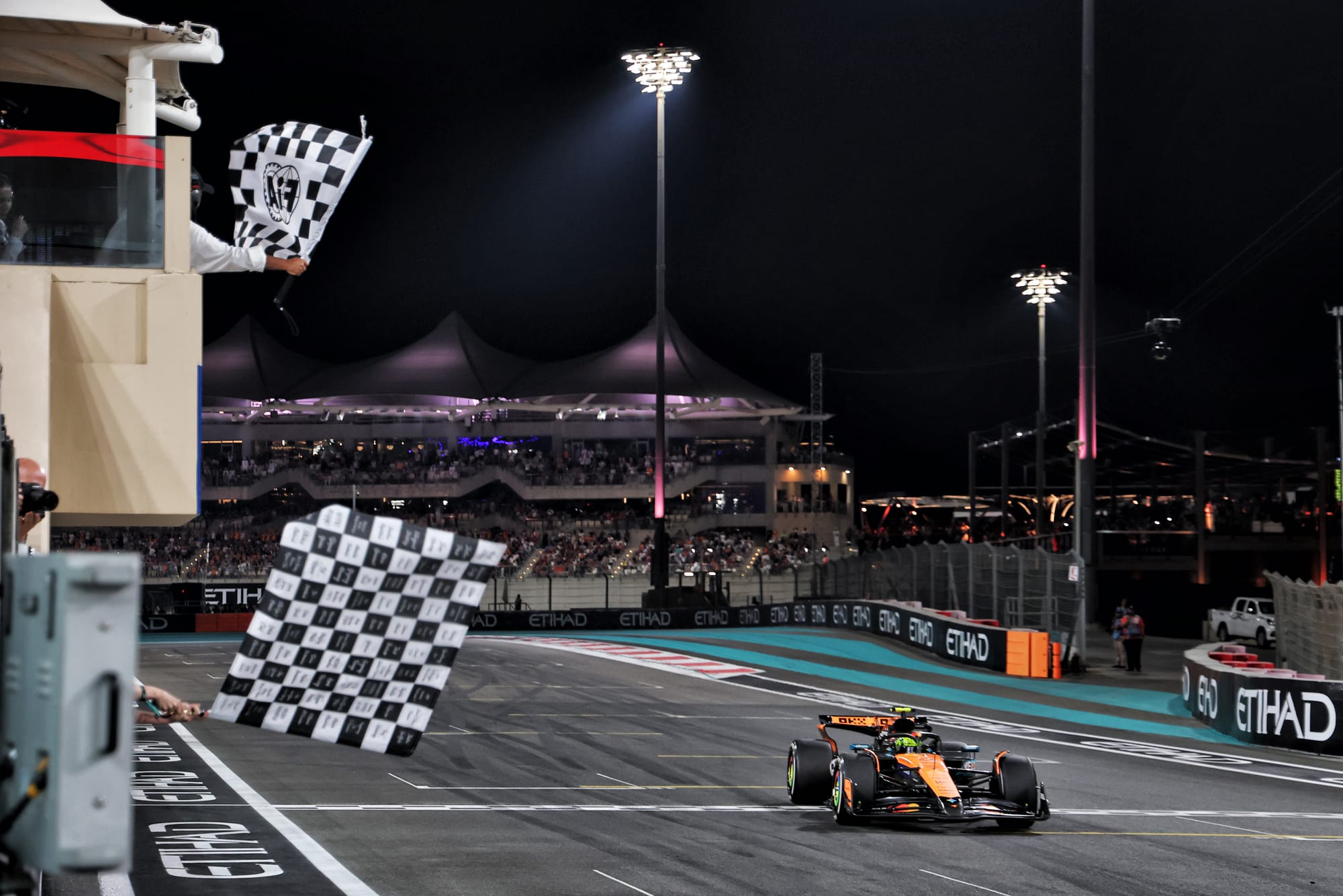 Norris sacré champion du monde F1 2025 à Abou Dabi, au terme d’un final tendu face à Verstappen