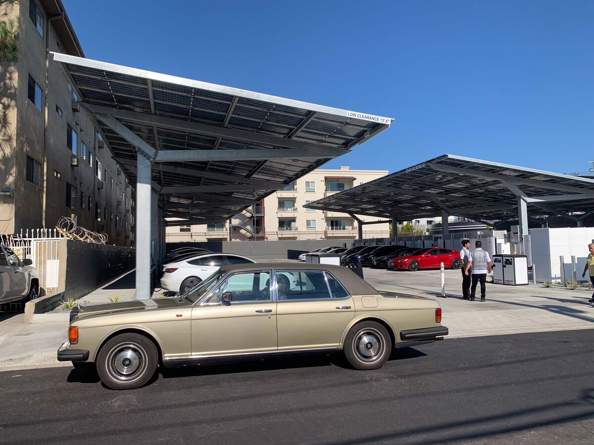 La Rolls-Royce Silver Spur près des Superchargeurs