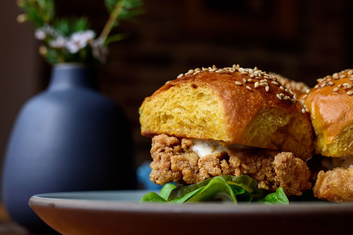 Poisson-chat de Chesapeake et ramps (ail des ours) conservés sur un petit pain à la patate douce, au Dabney.