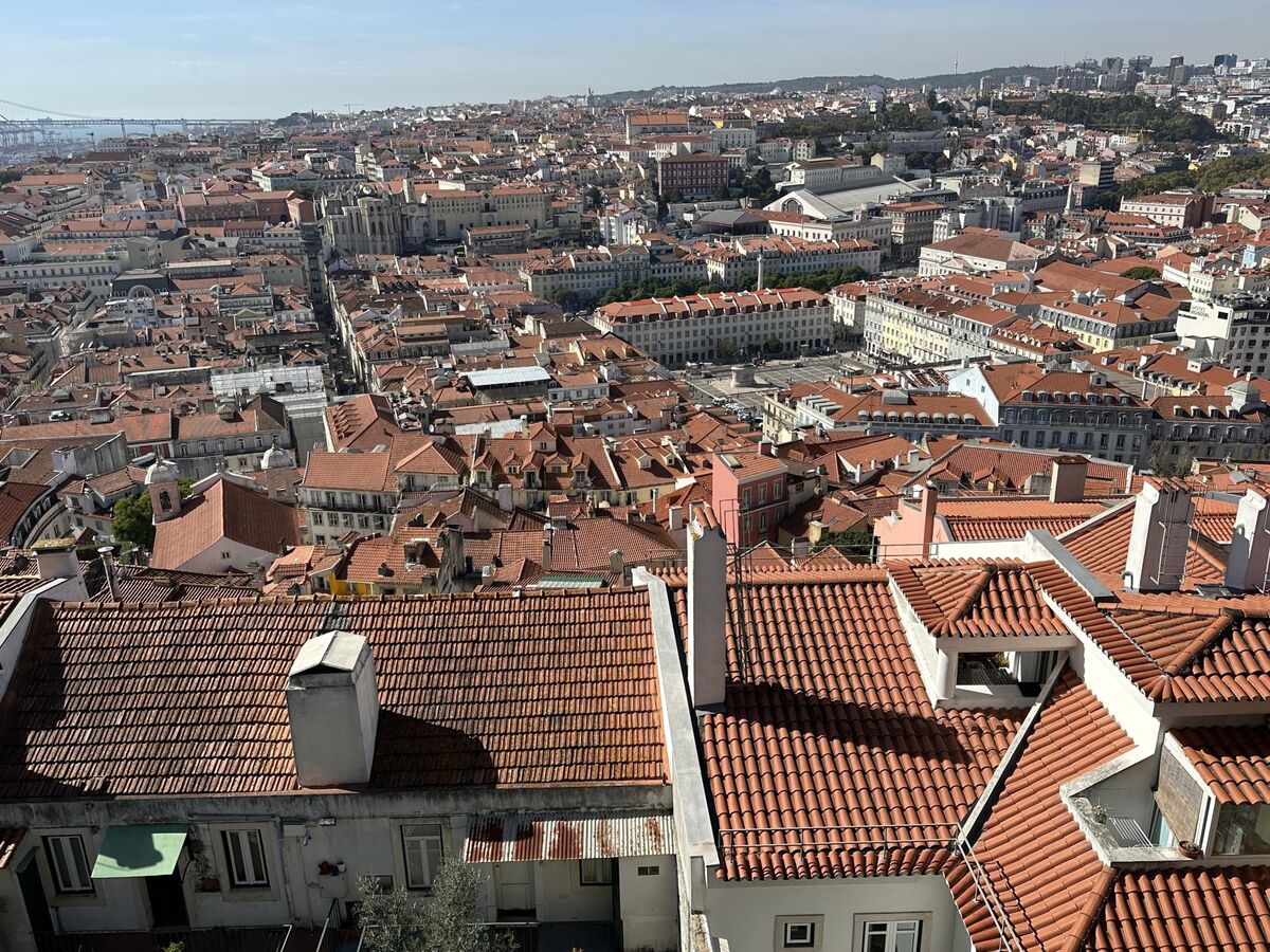 Les miradouros de Lisbonne offrent des vues clés sur les toits de terre cuite et la côte.