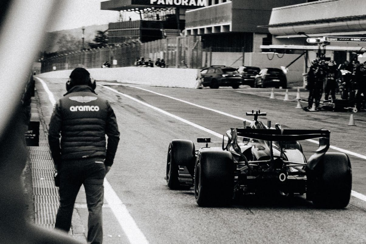 🚩 Essais F1 à Barcelone : Aston Martin stoppée, Russell signe la référence