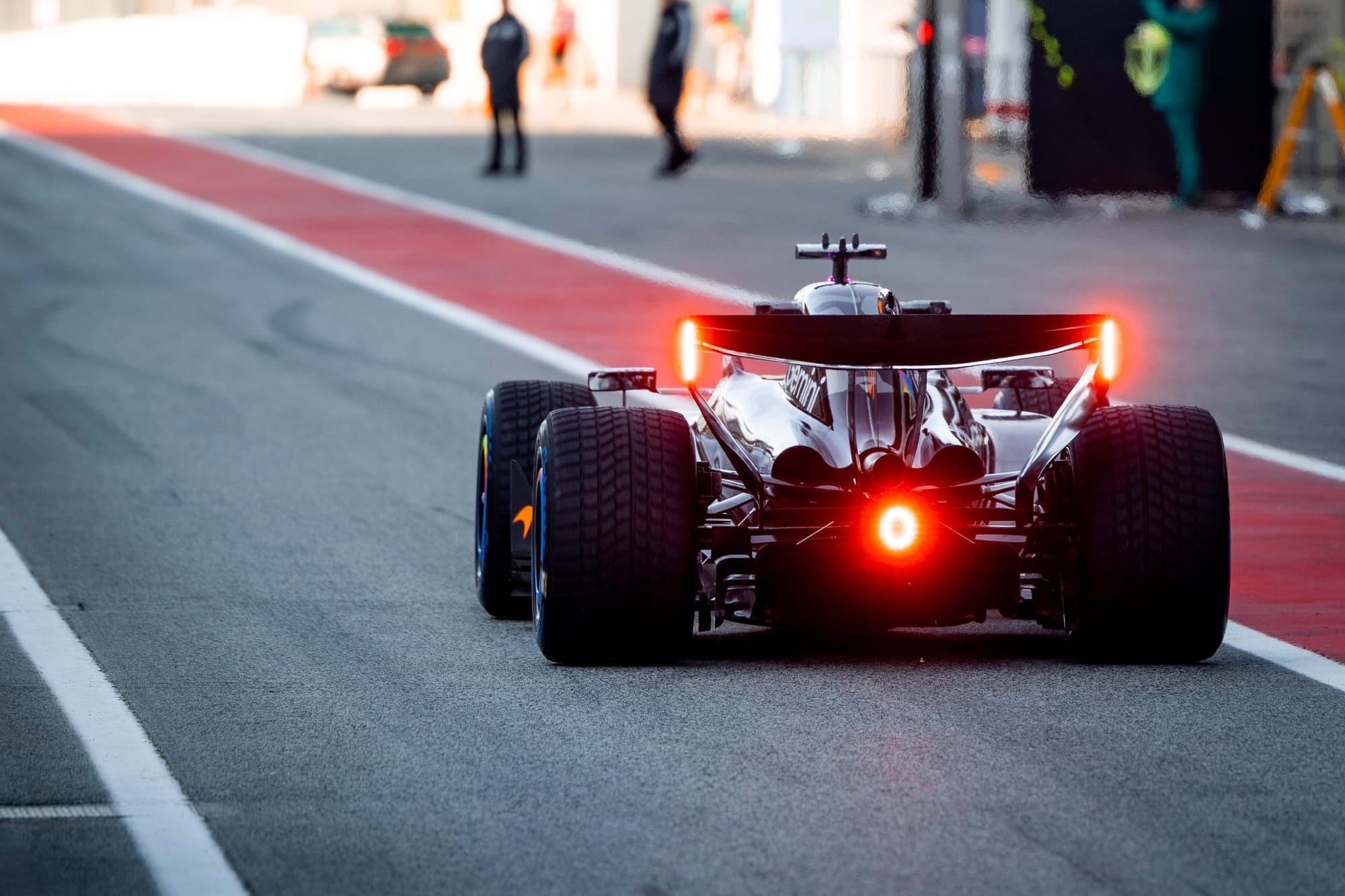Pourquoi la nouvelle Aston Martin de F1 a débuté avec un feu d’avertissement bleu