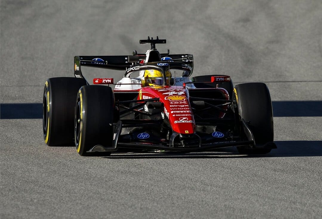 đ Hamilton frappe fort Ă Barcelone et termine la semaine dâessais en tĂȘte